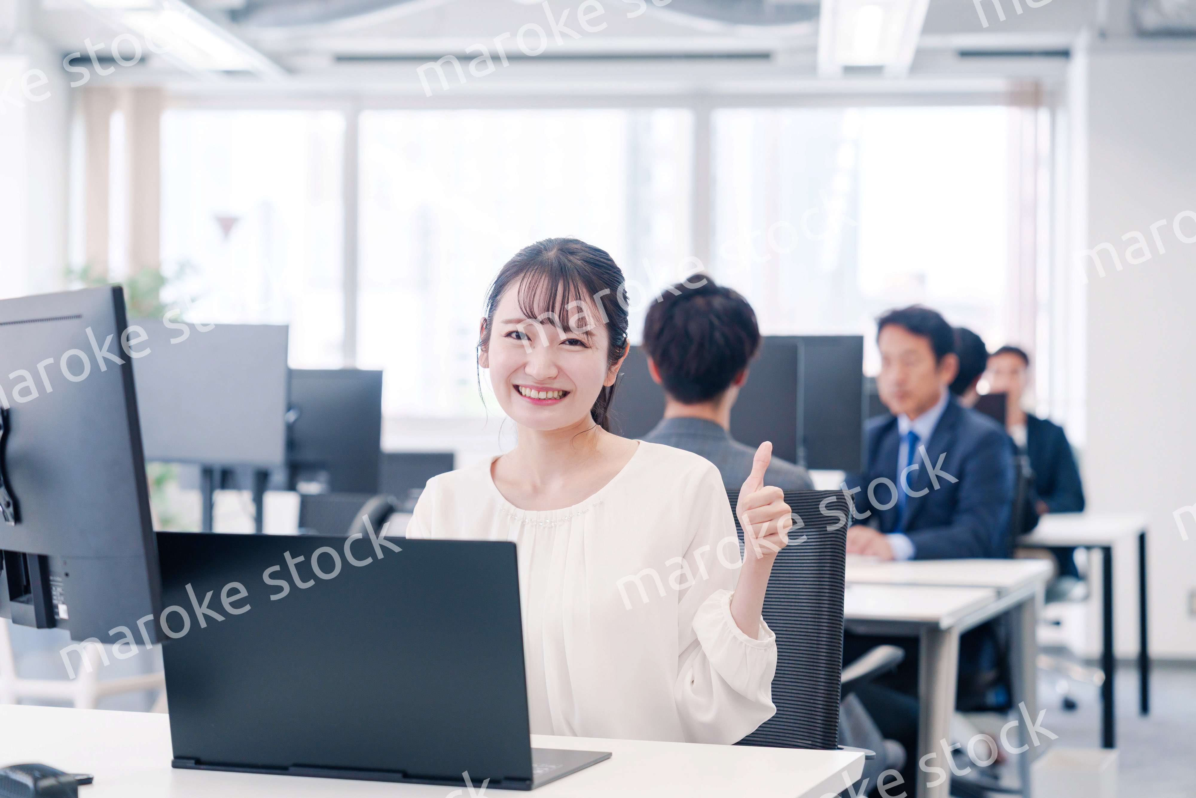 明るい雰囲気のオフィス