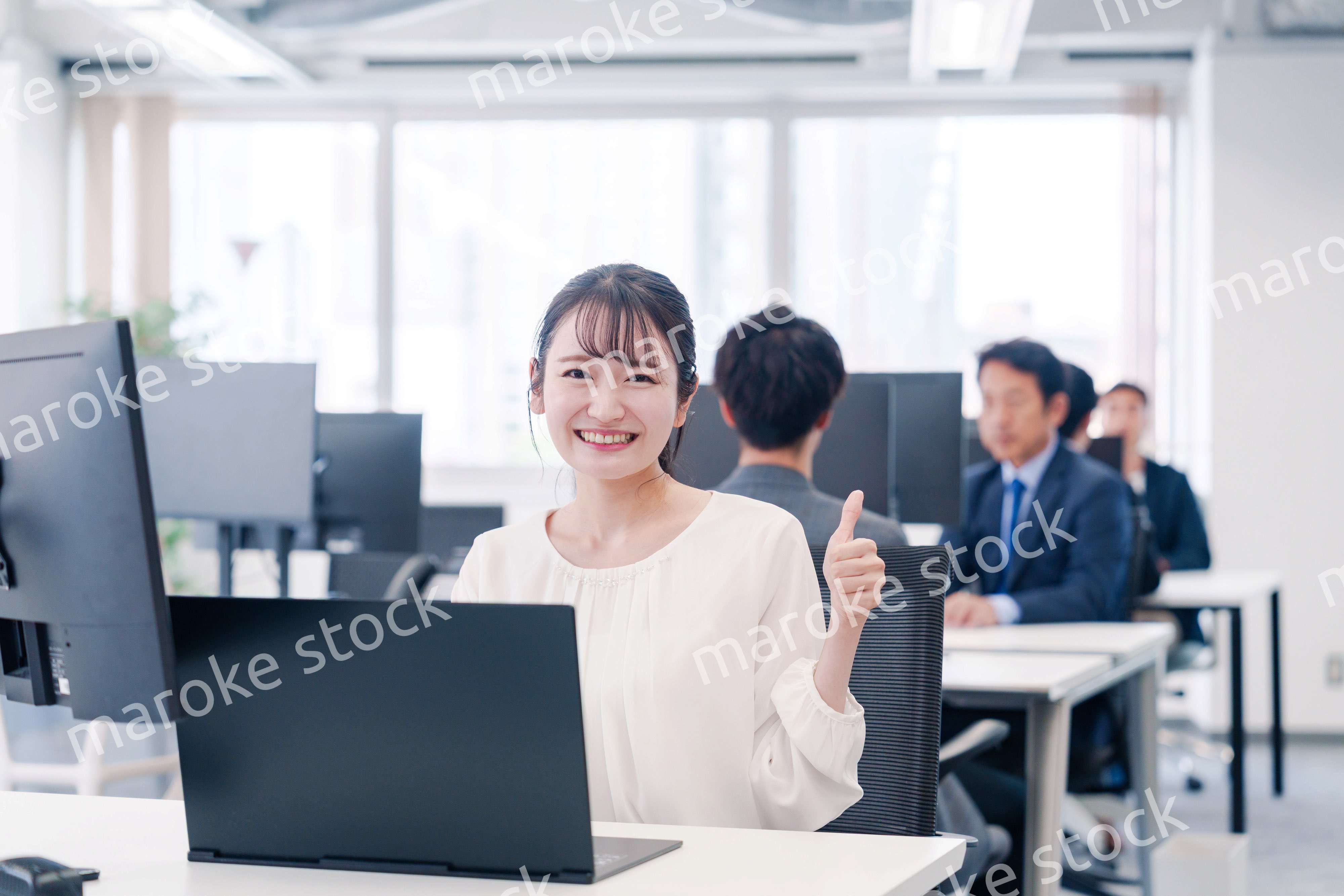 明るい雰囲気のオフィス