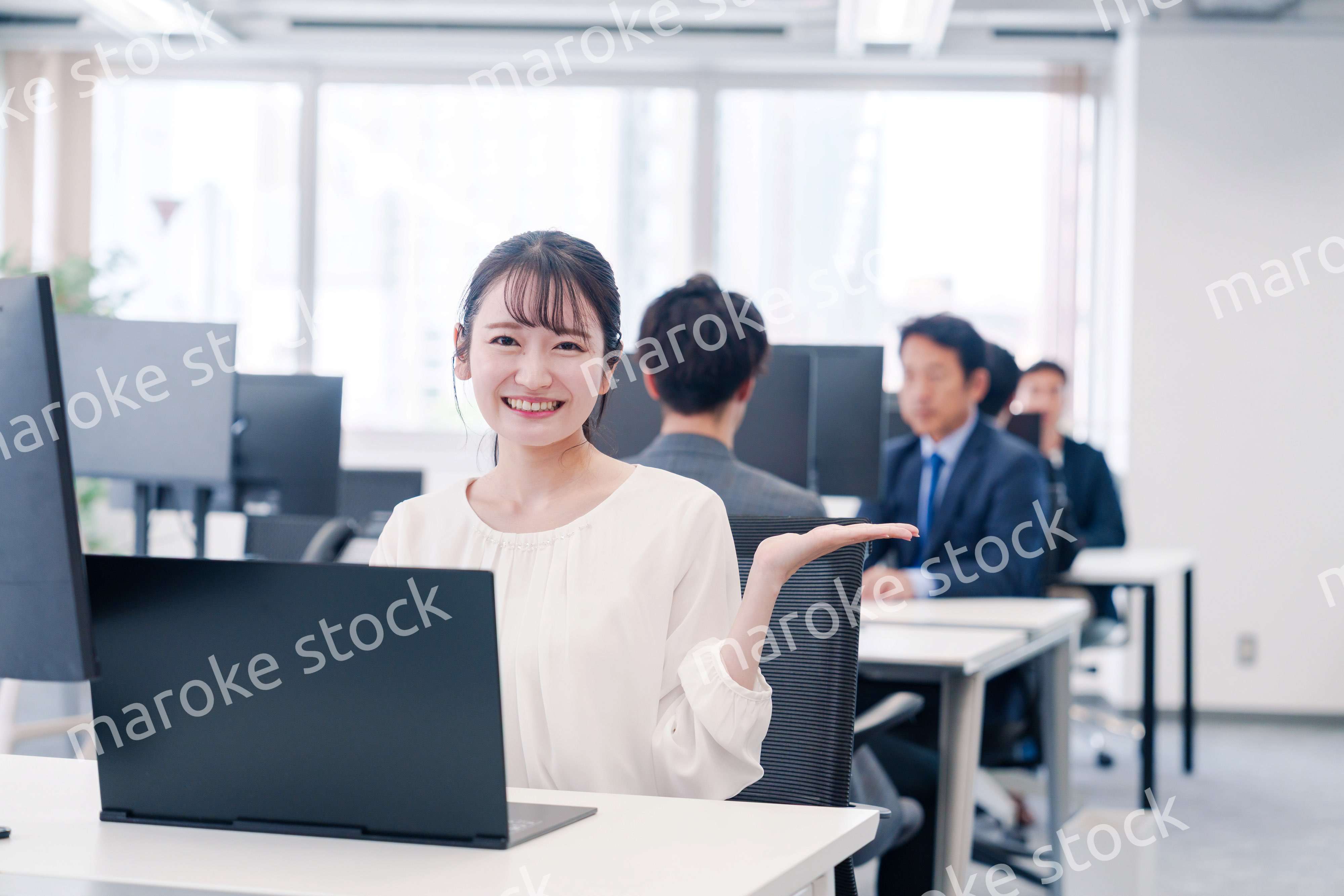 明るい雰囲気のオフィス