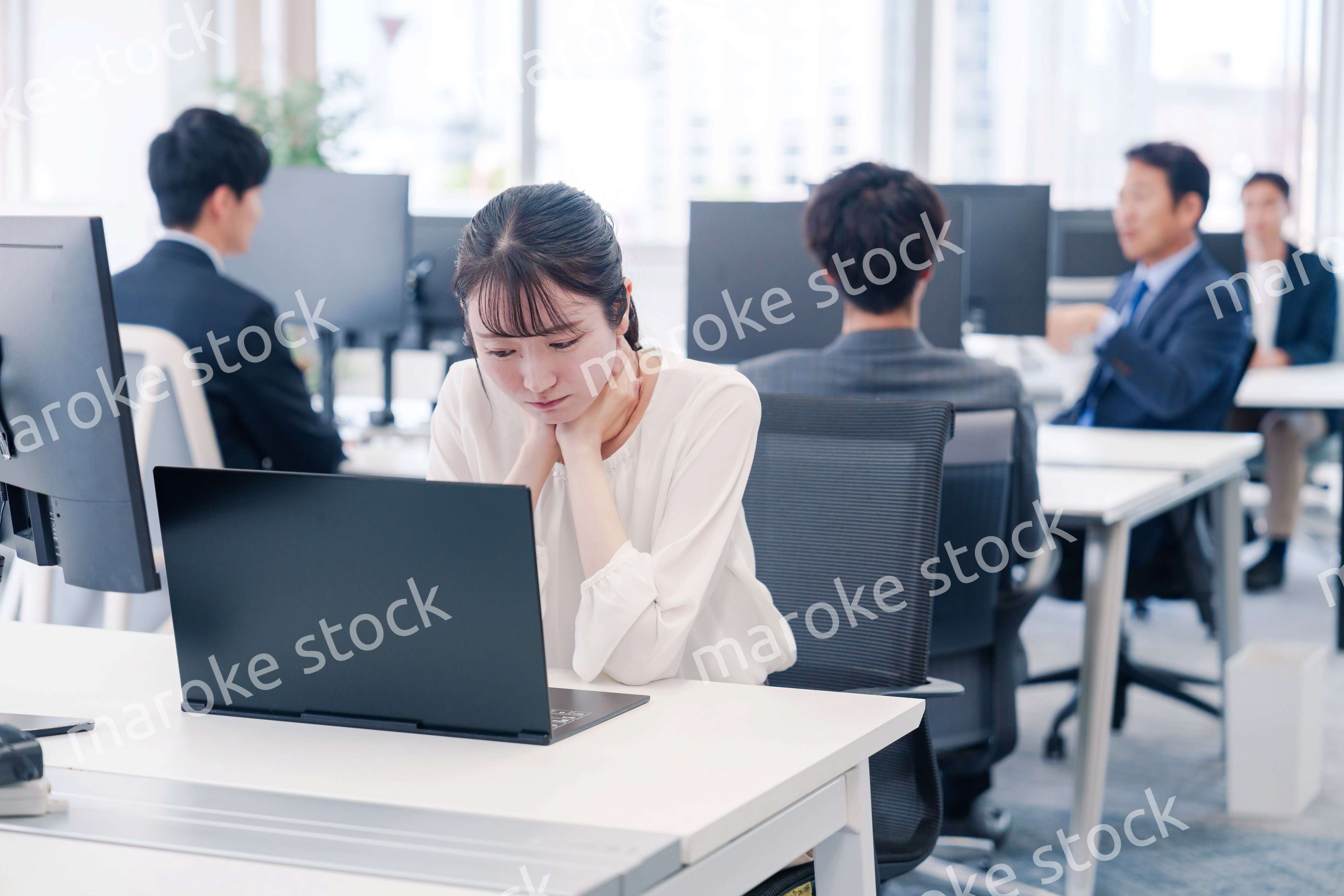 長時間のデスクワークで疲れたビジネスウーマン