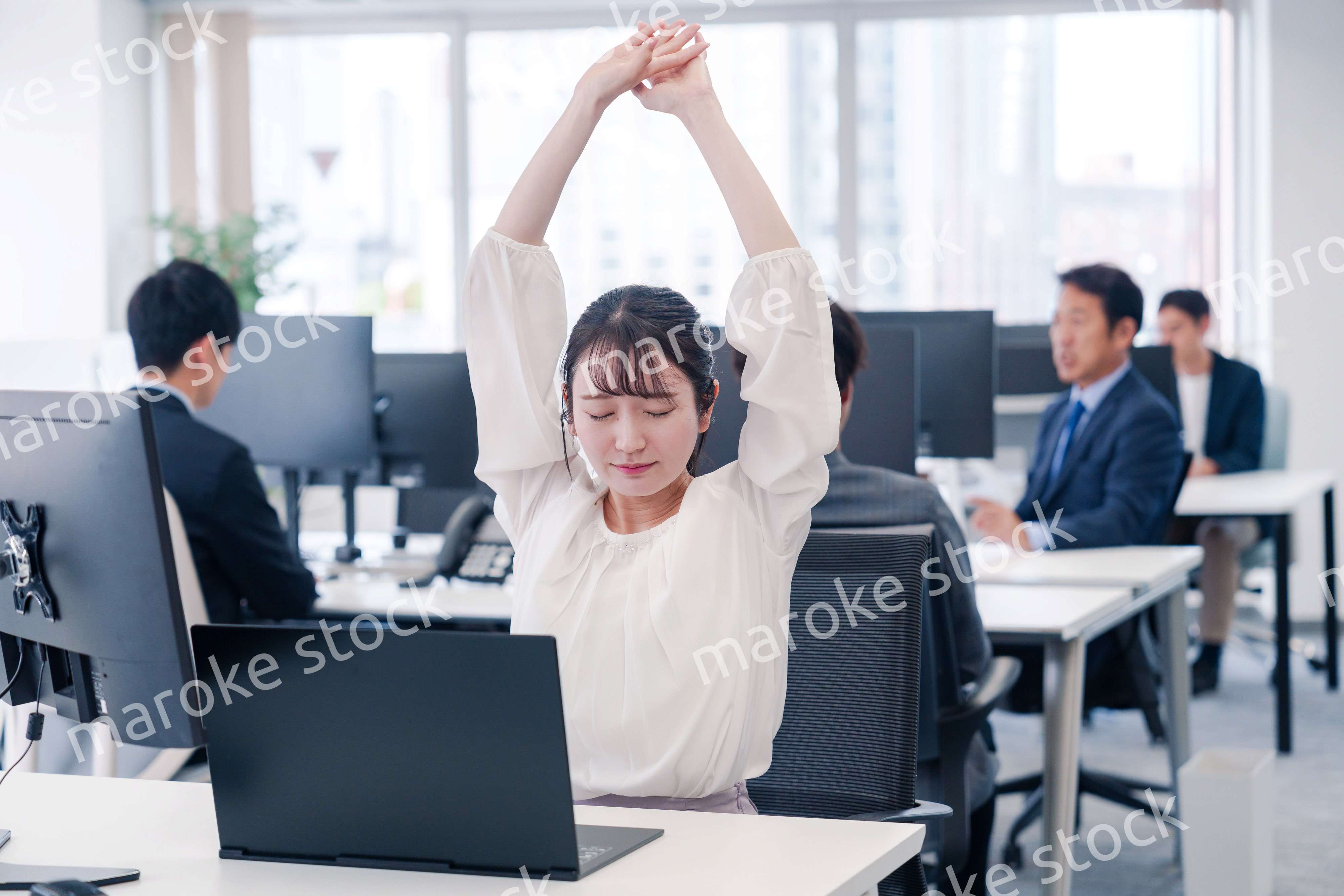 長時間のデスクワークで疲れたビジネスウーマン