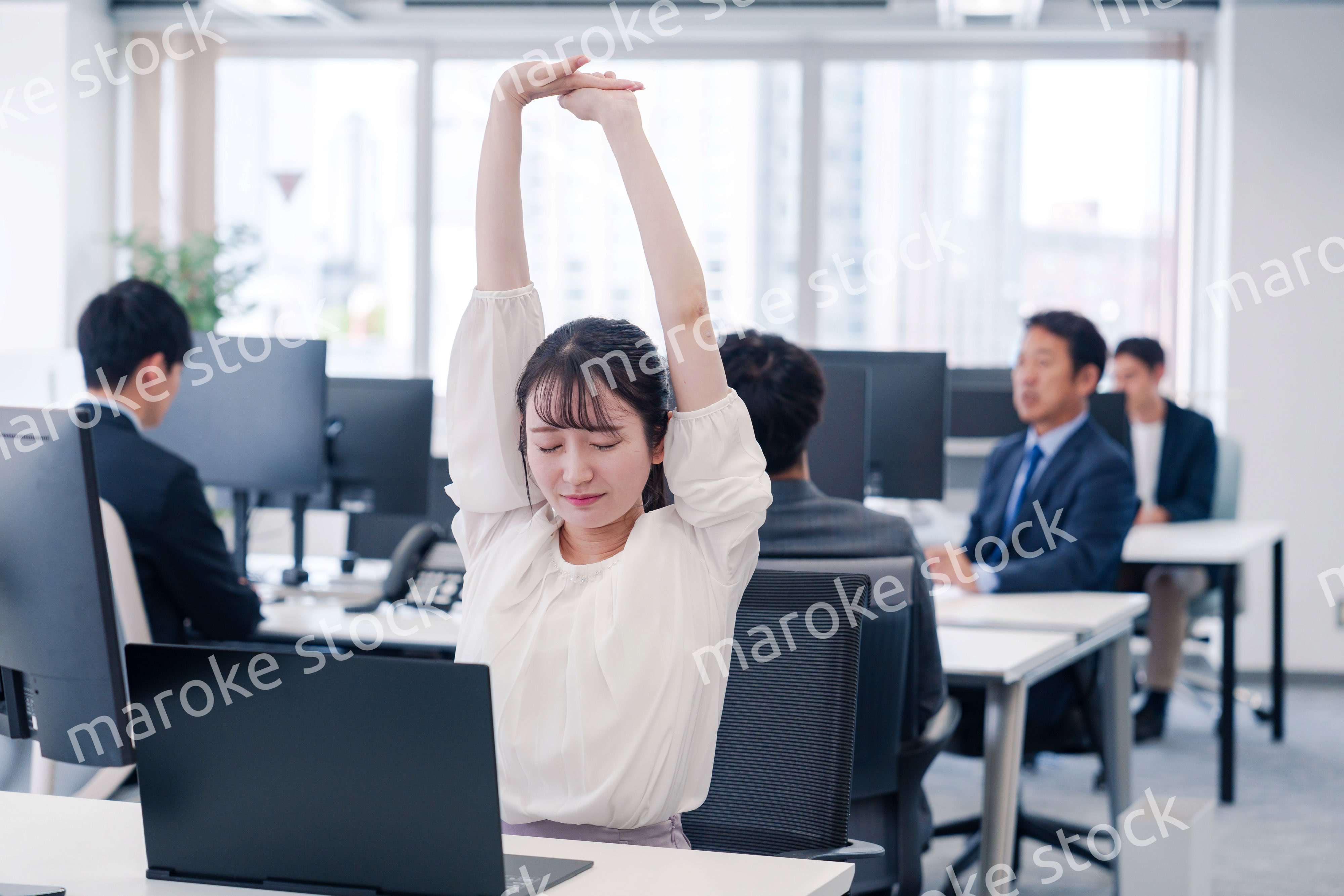 長時間のデスクワークで疲れたビジネスウーマン