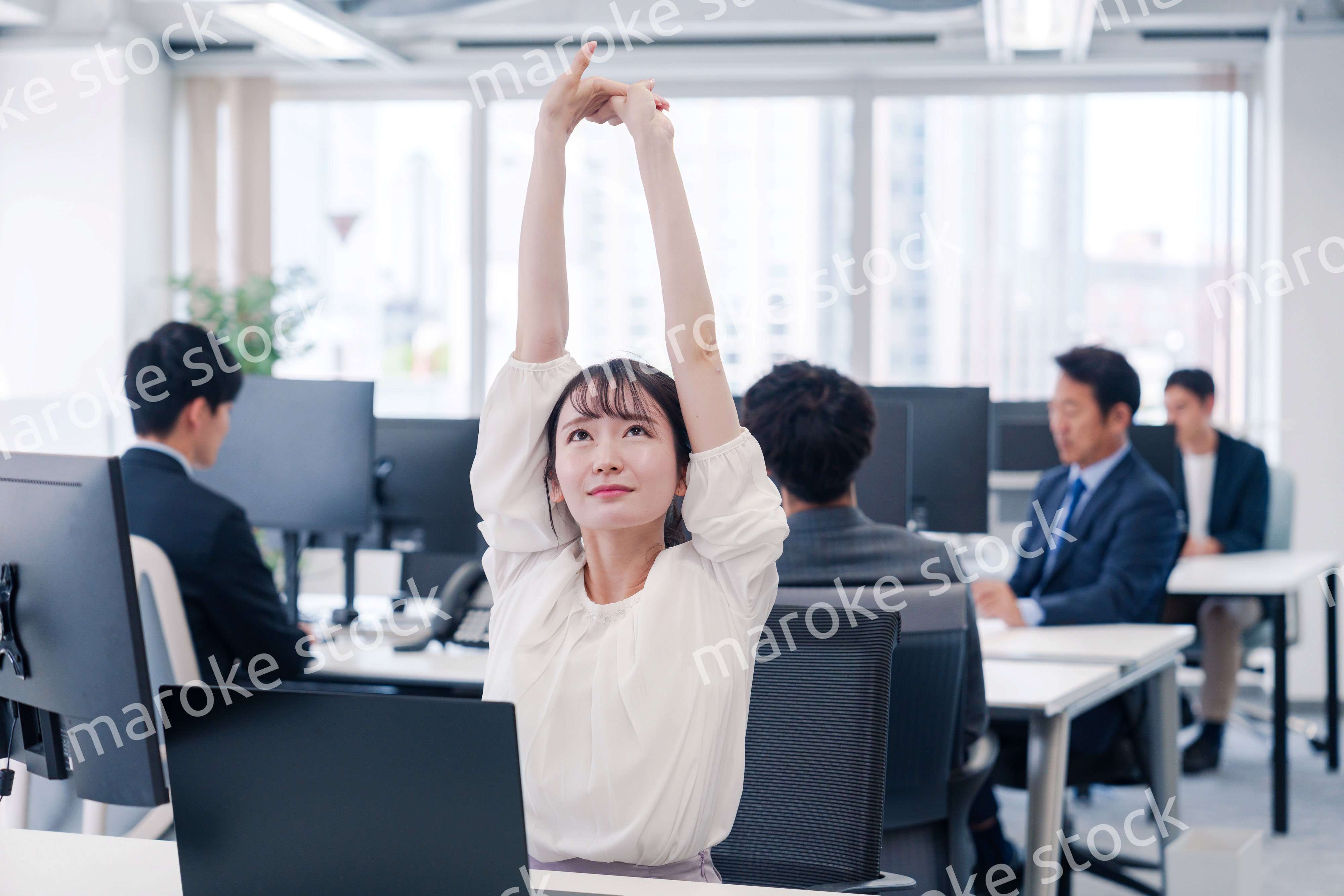 長時間のデスクワークで疲れたビジネスウーマン