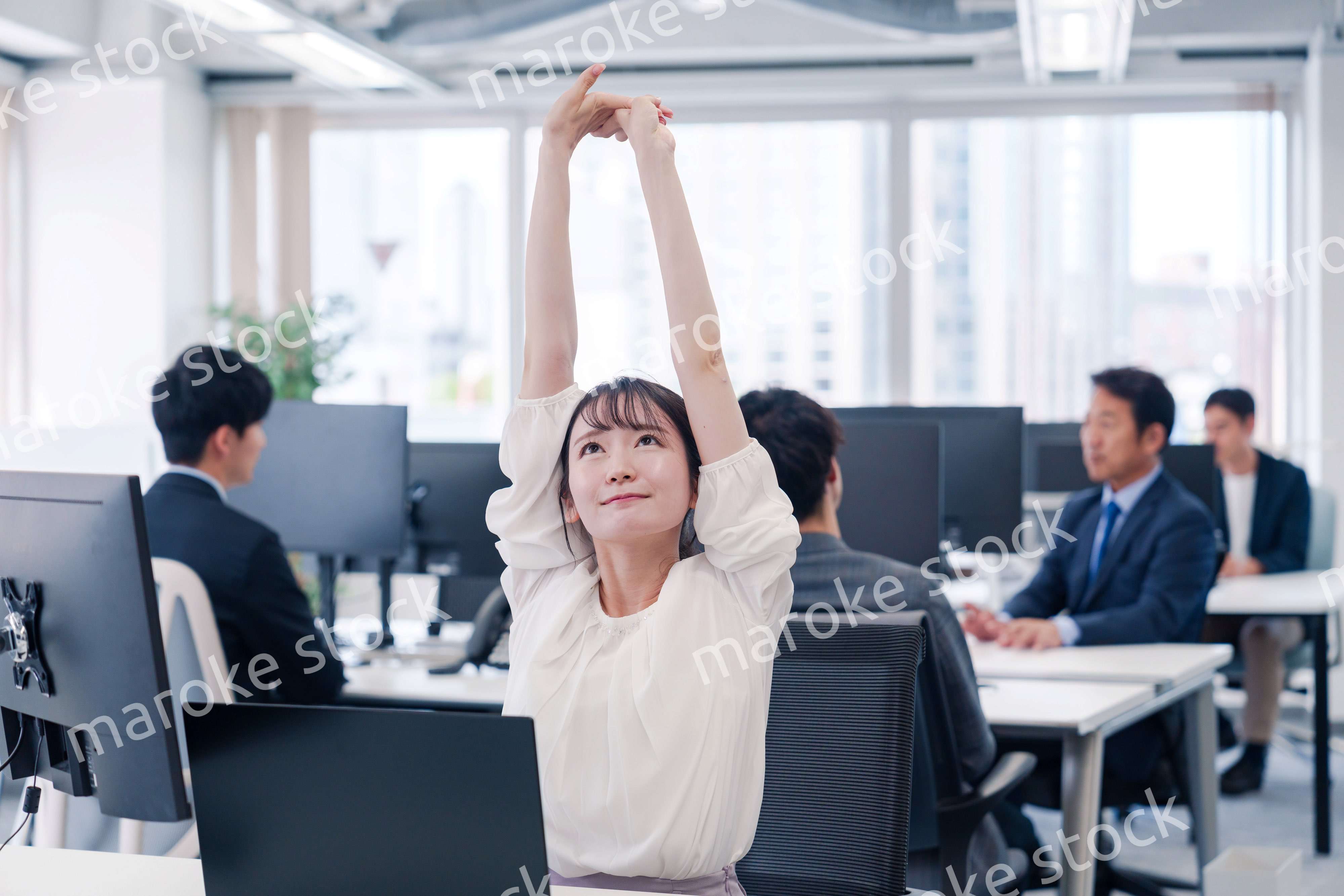 長時間のデスクワークで疲れたビジネスウーマン
