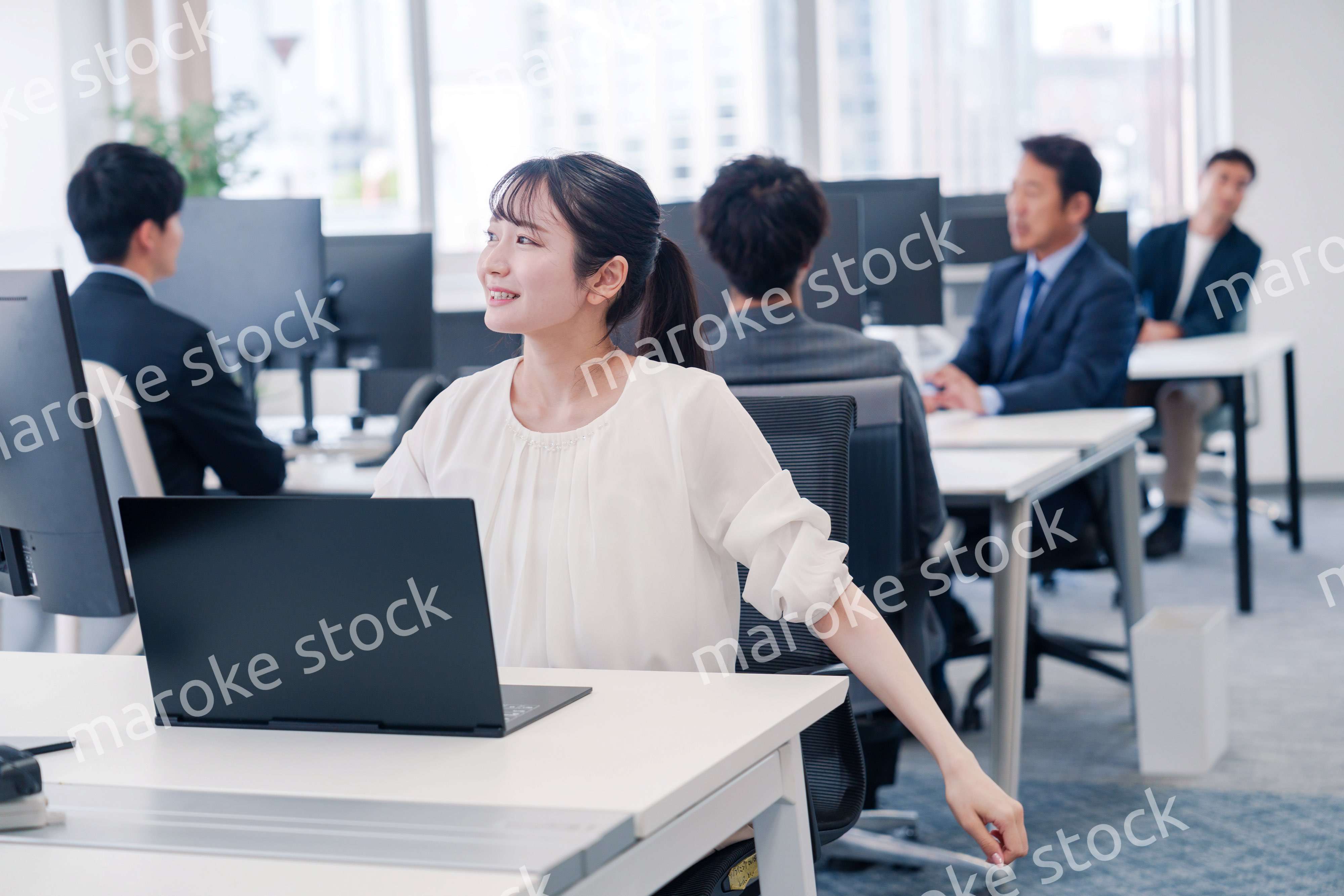 長時間のデスクワークで疲れたビジネスウーマン