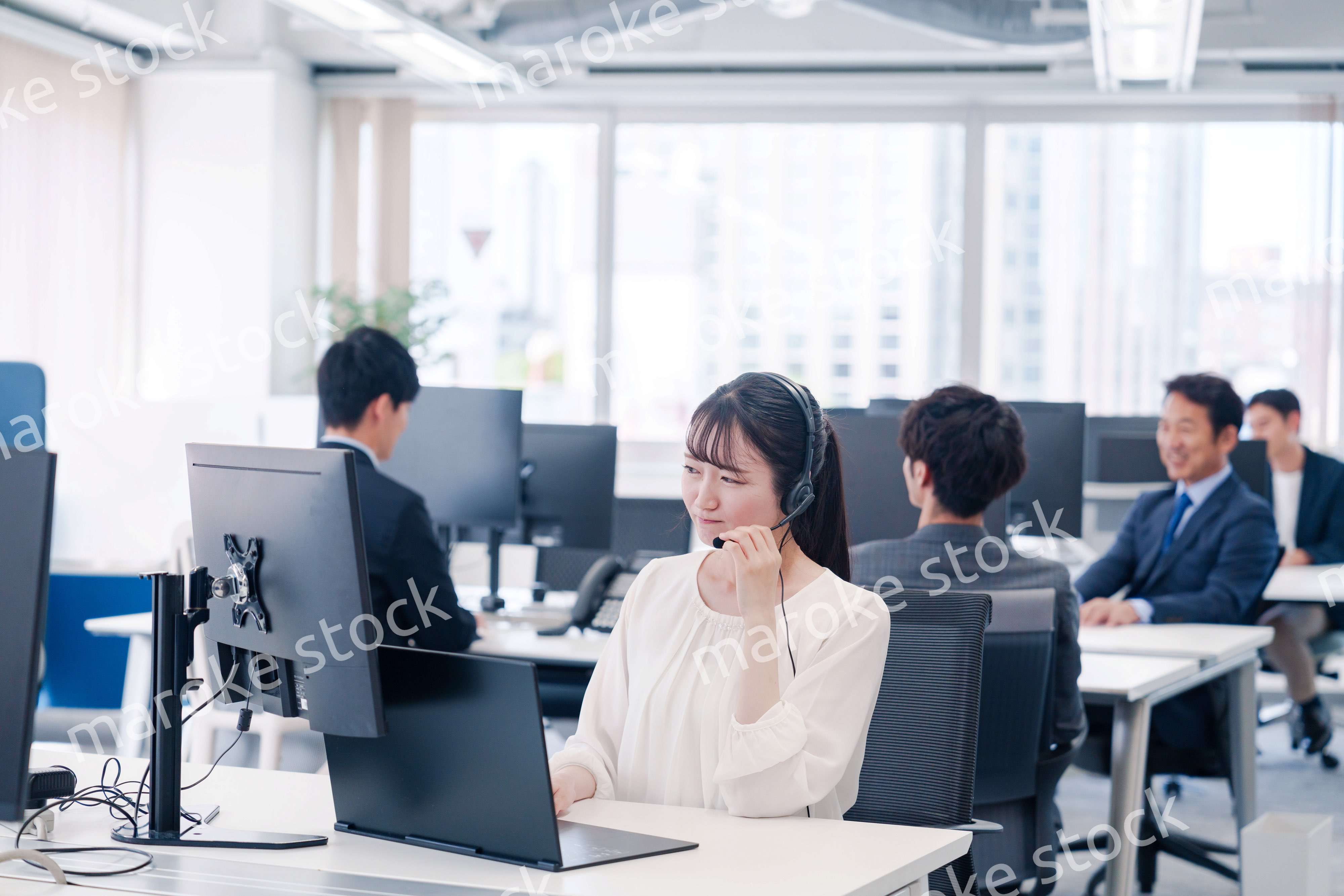 カスタマーハラスメントを受けるコールセンターの女性スタッフ