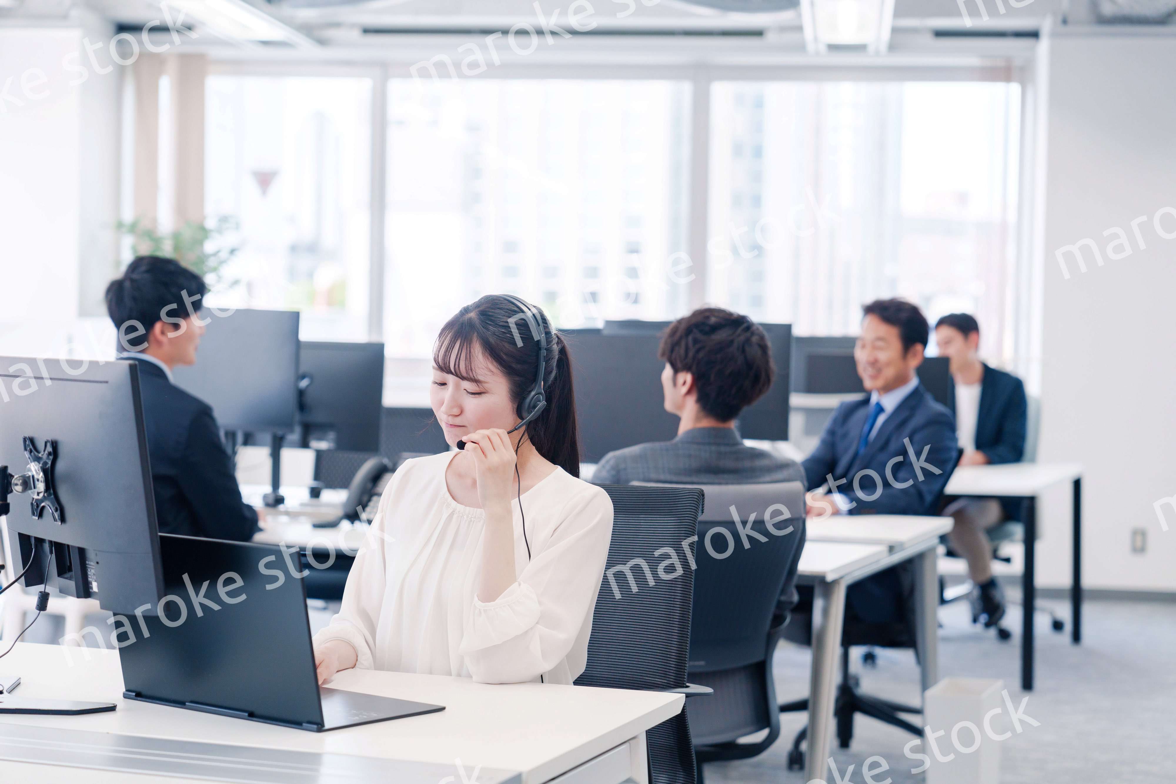 カスタマーハラスメントを受けるコールセンターの女性スタッフ
