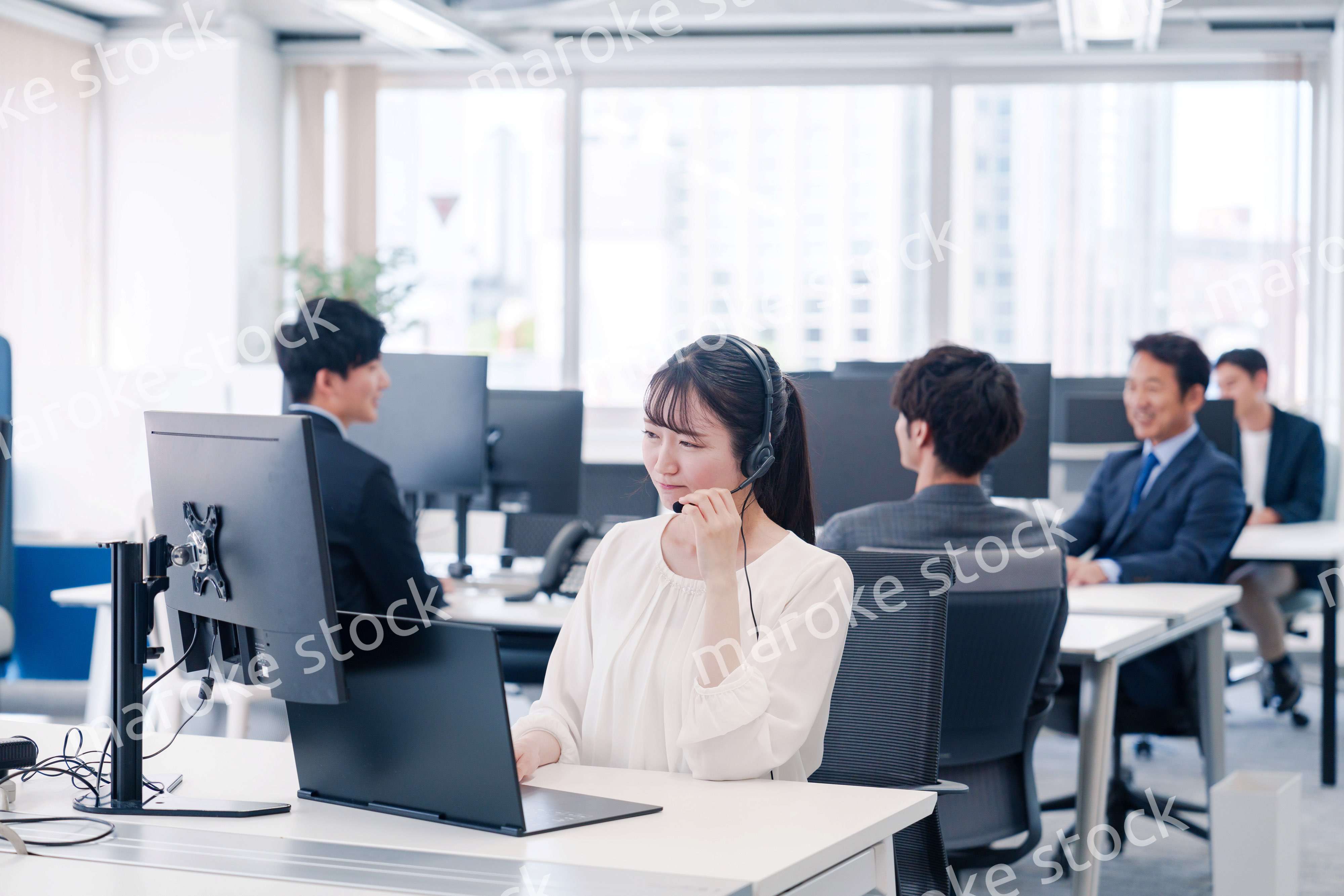 カスタマーハラスメントを受けるコールセンターの女性スタッフ