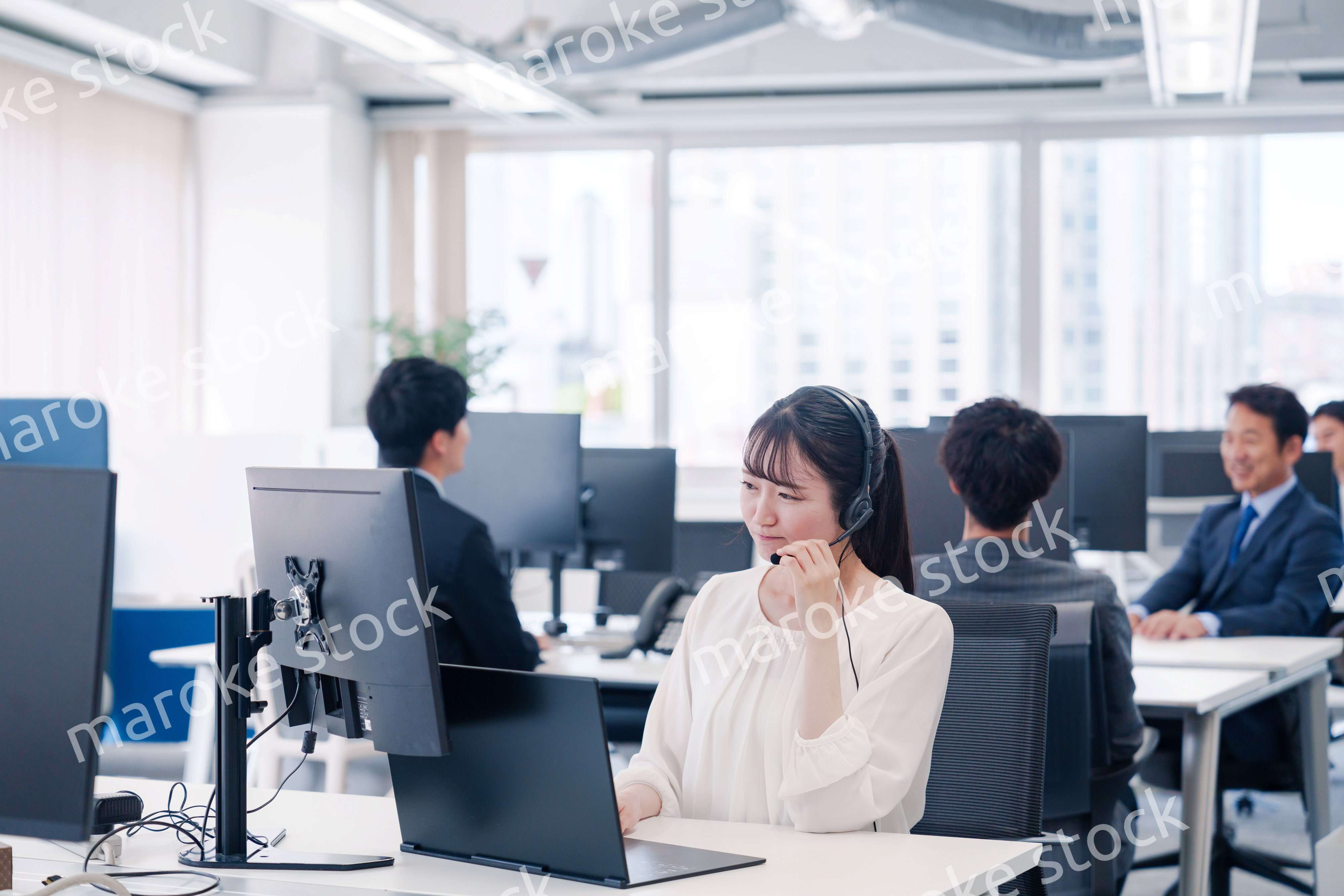 カスタマーハラスメントを受けるコールセンターの女性スタッフ