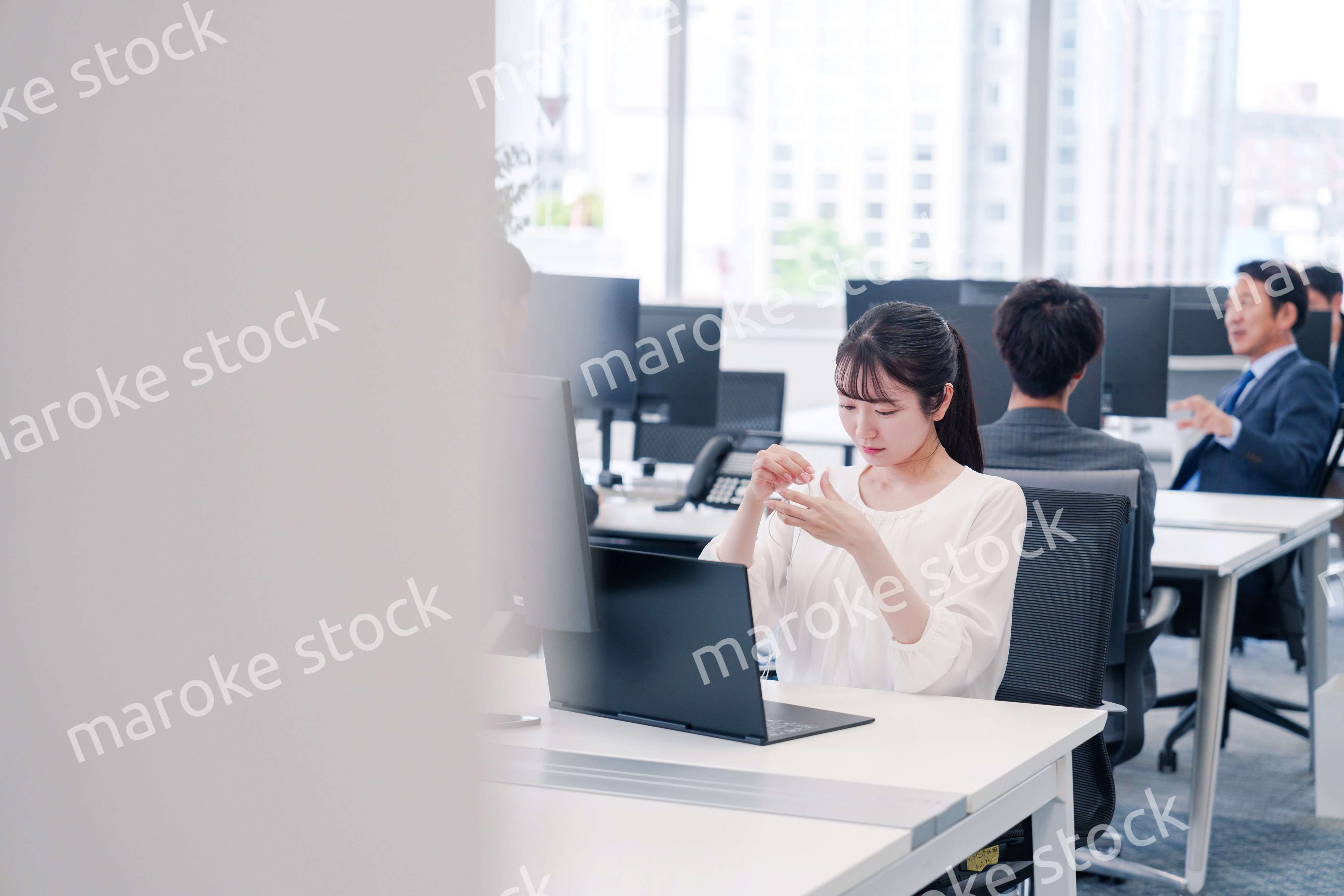 オフィスでリモート会議をする若い女性社員