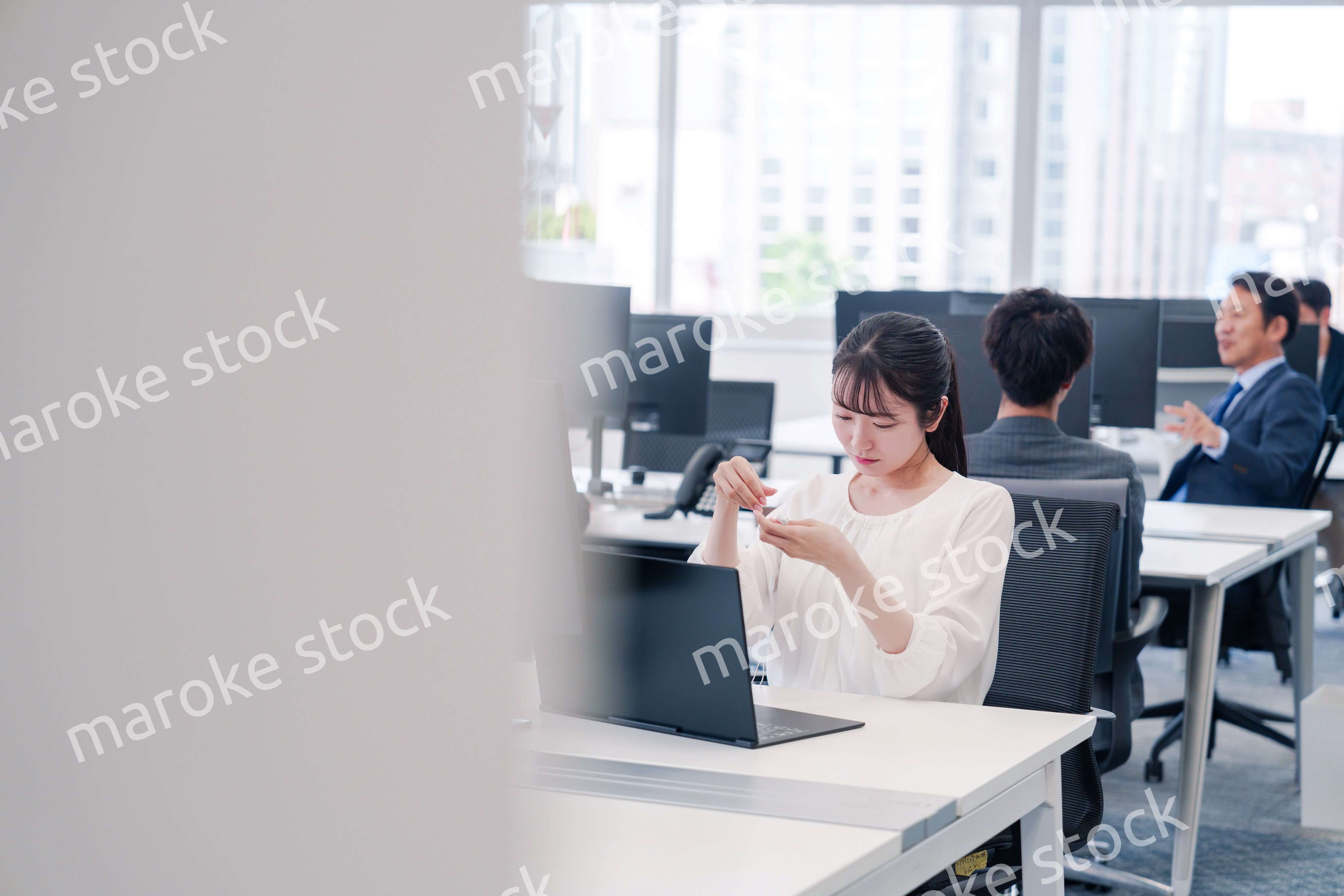 オフィスでリモート会議をする若い女性社員