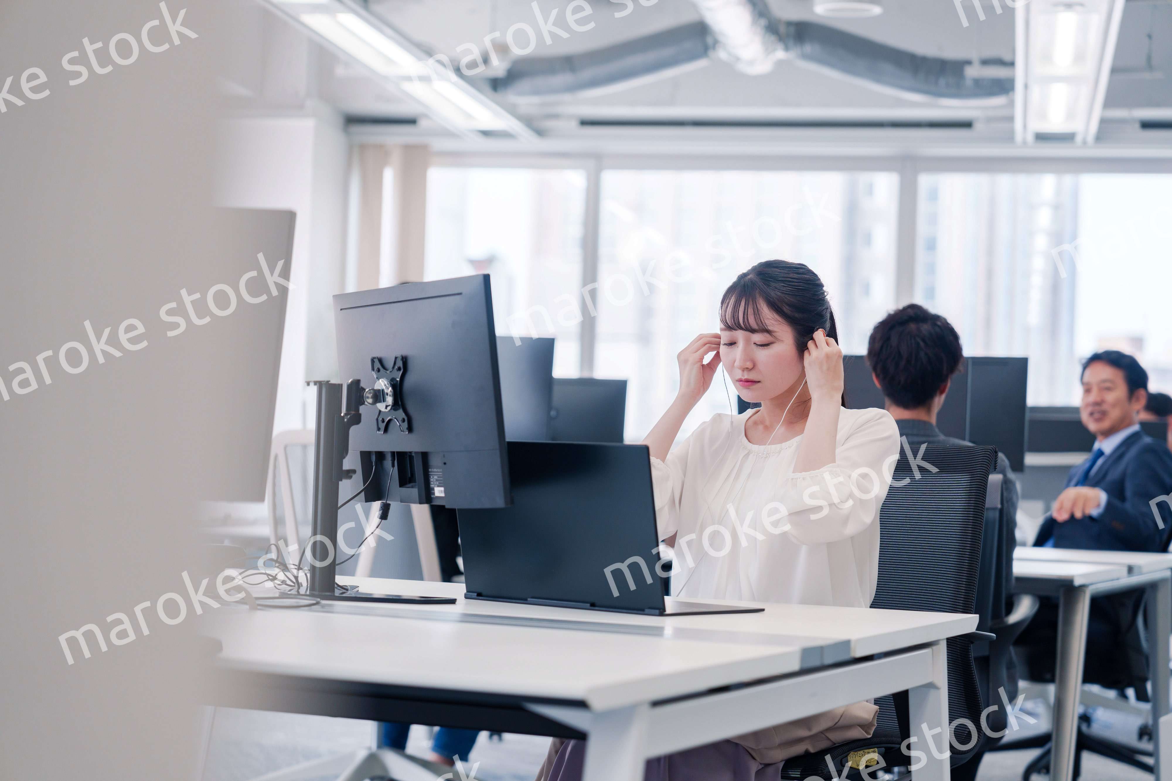 オフィスでリモート会議をする若い女性社員