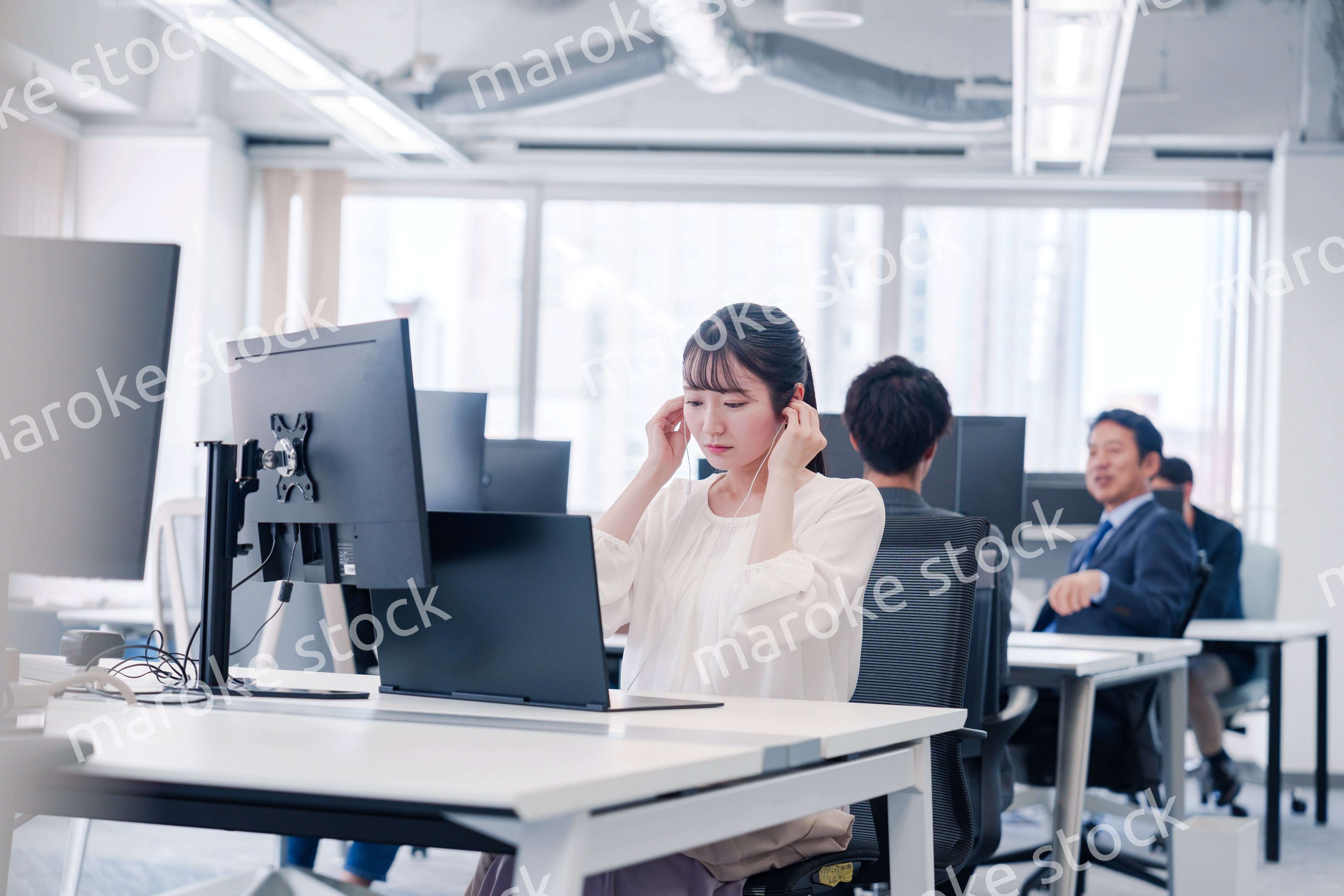 オフィスでリモート会議をする若い女性社員