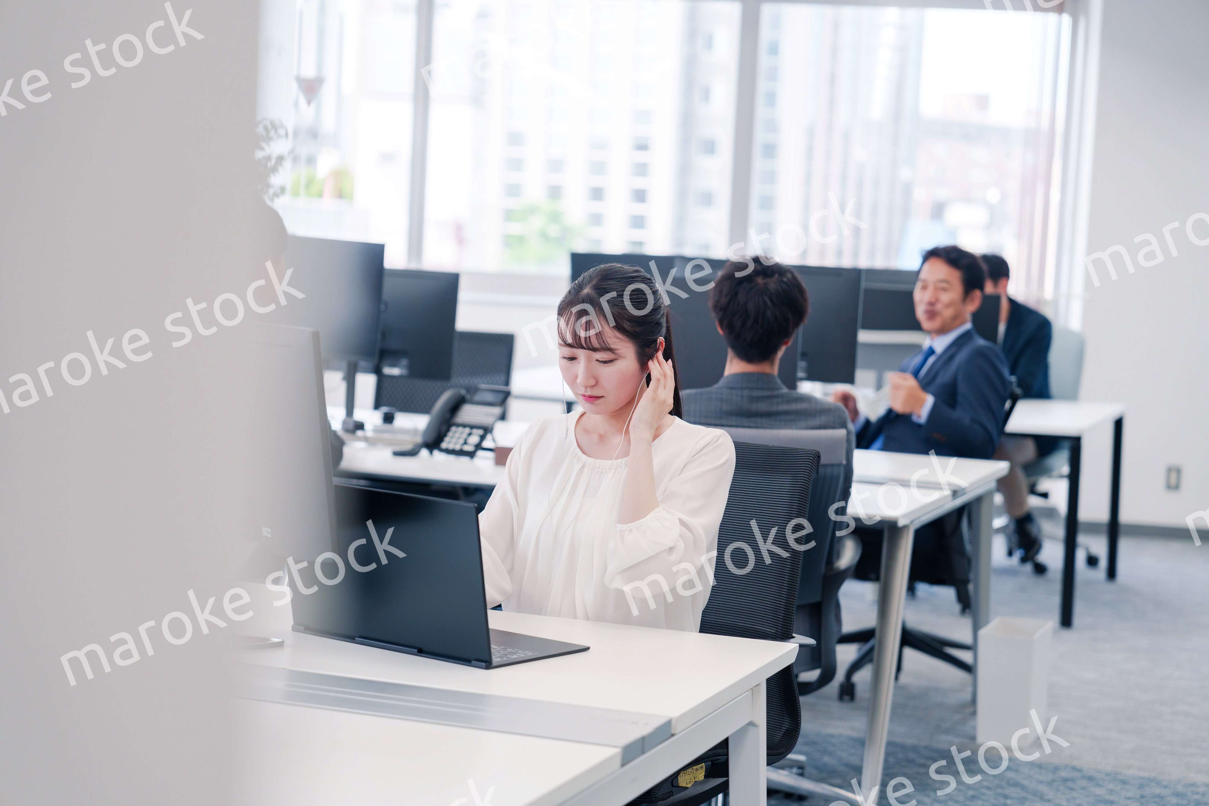 オフィスでリモート会議をする若い女性社員