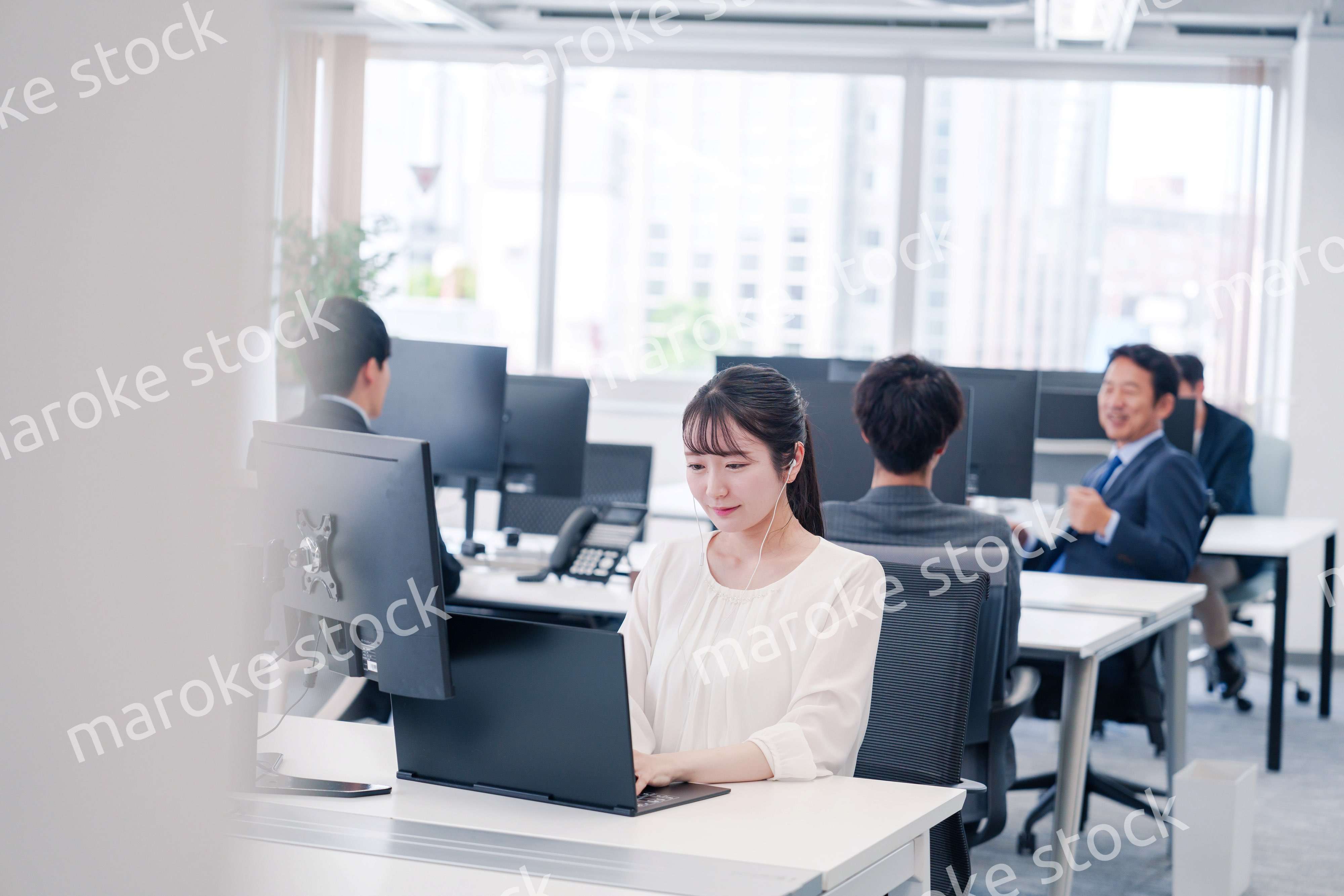 オフィスでリモート会議をする若い女性社員