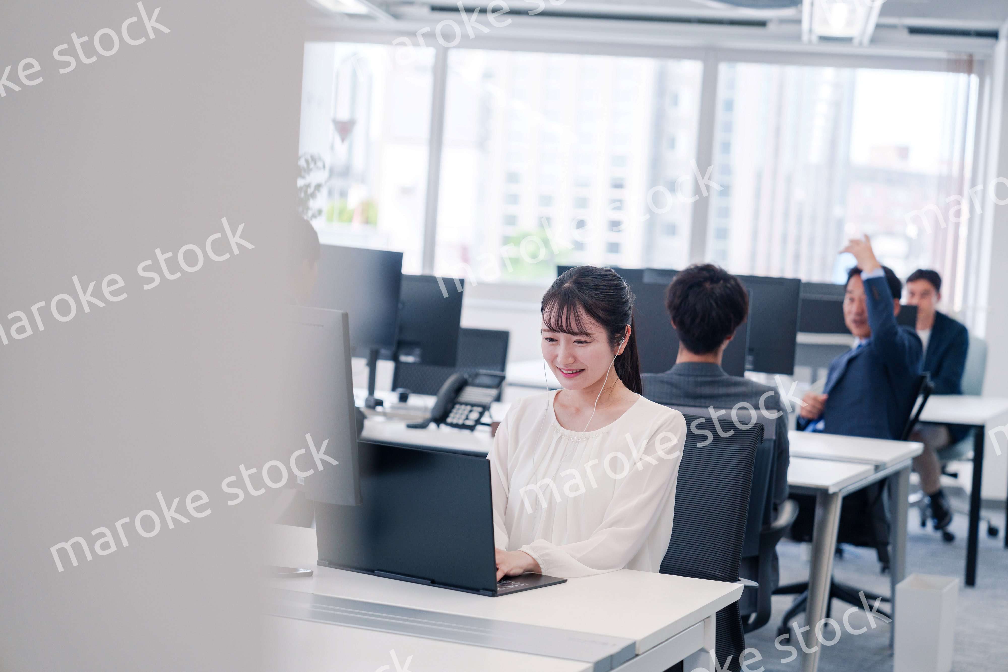 オフィスでリモート会議をする若い女性社員