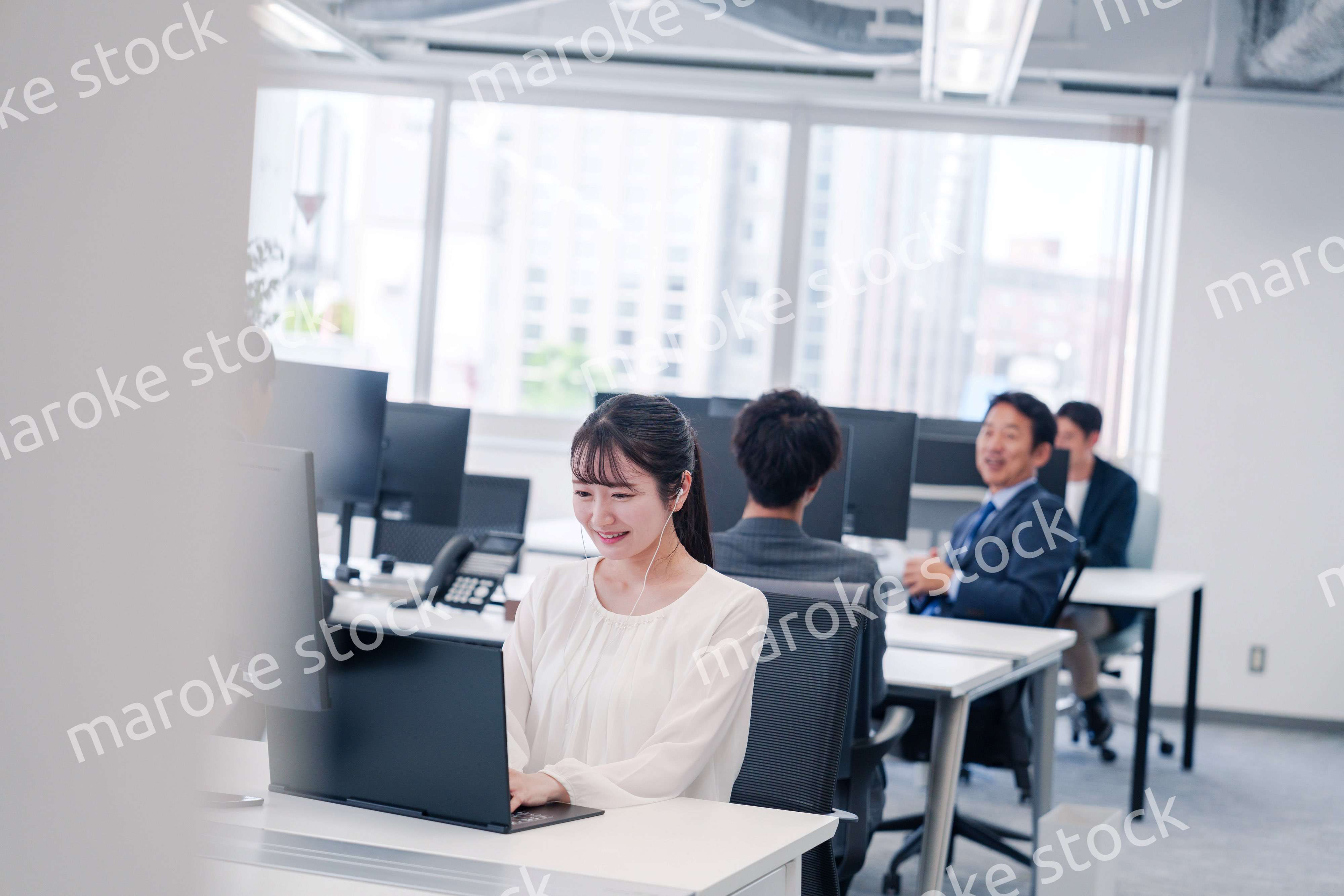 オフィスでリモート会議をする若い女性社員