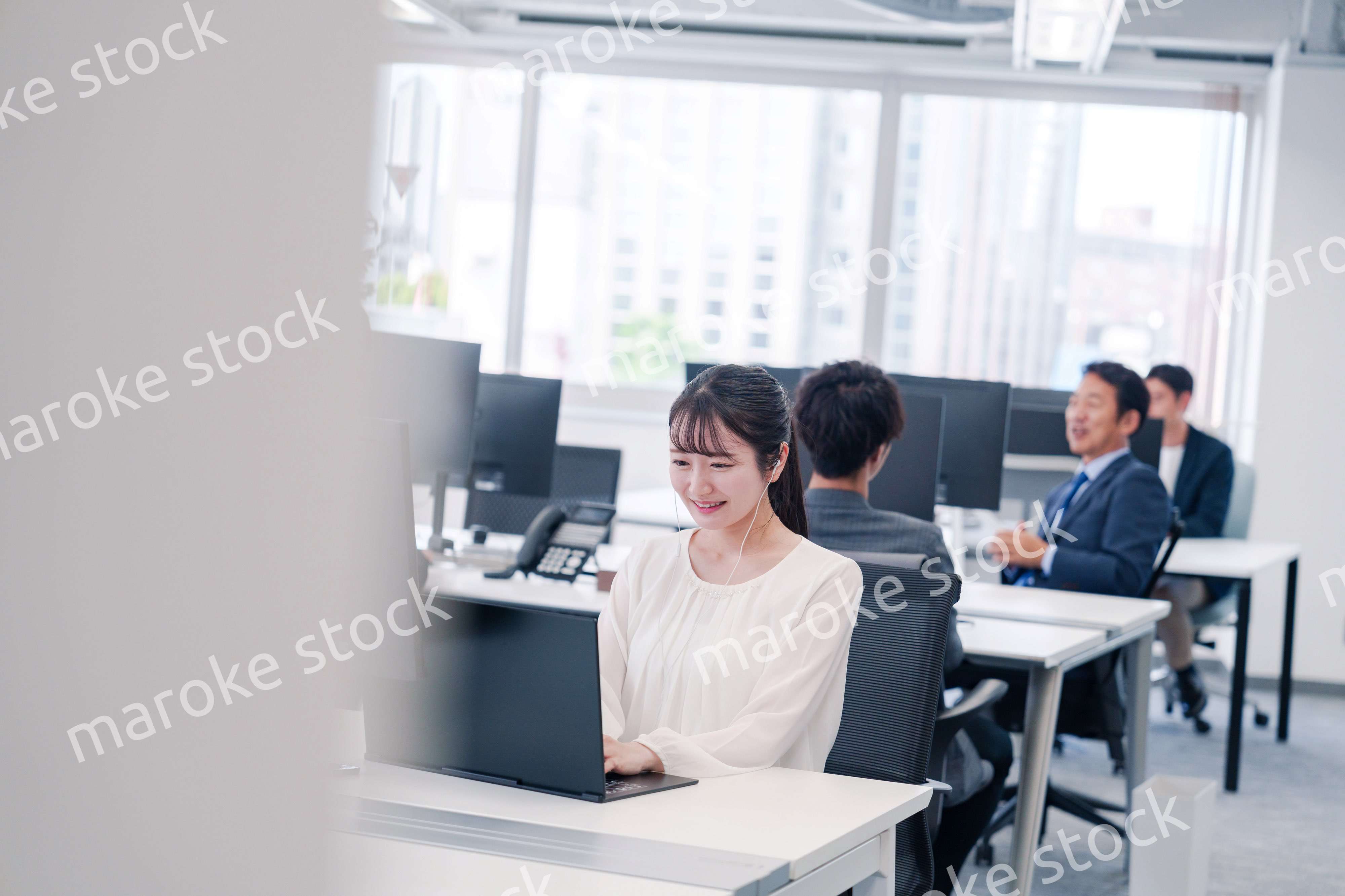 オフィスでリモート会議をする若い女性社員