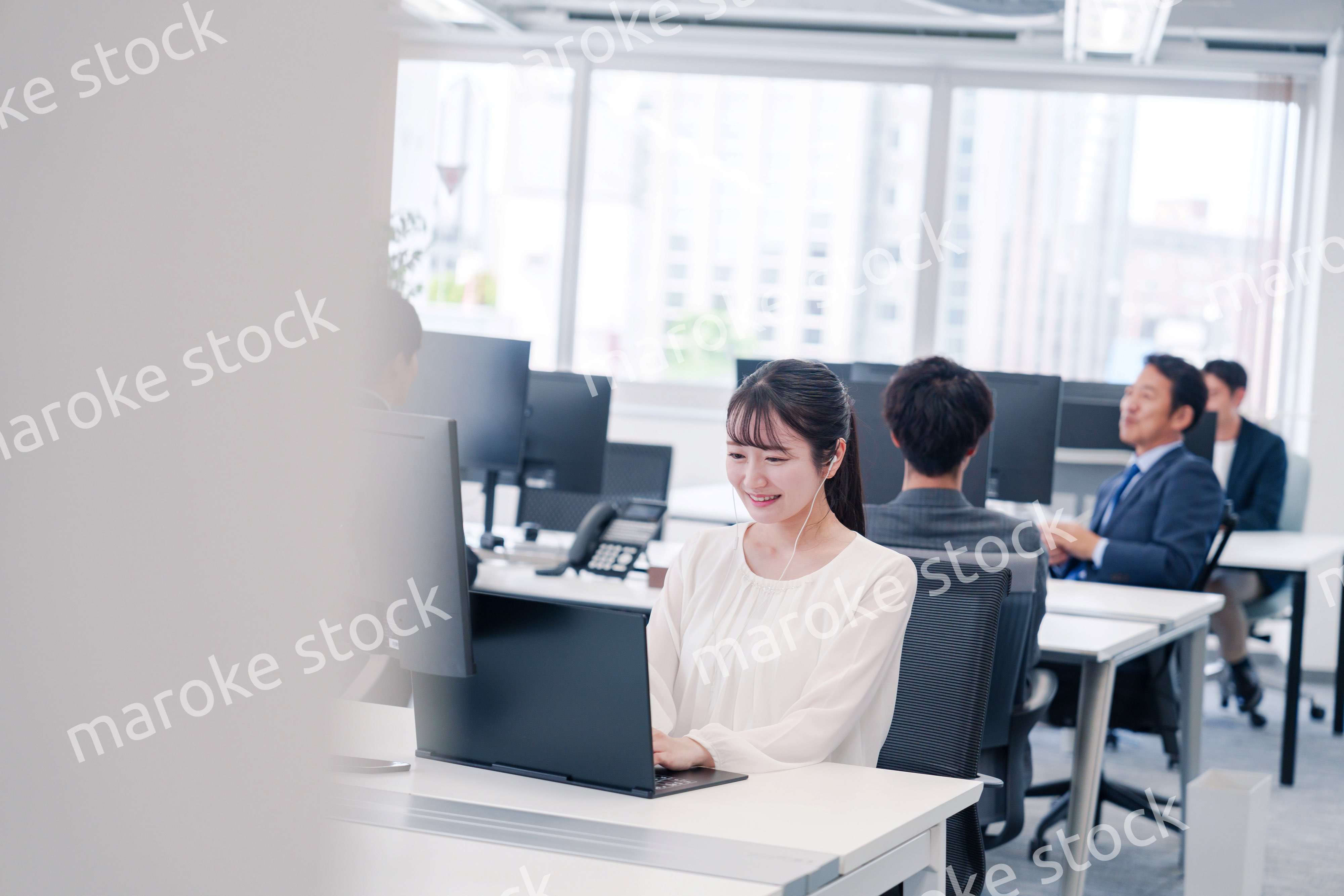 オフィスでリモート会議をする若い女性社員