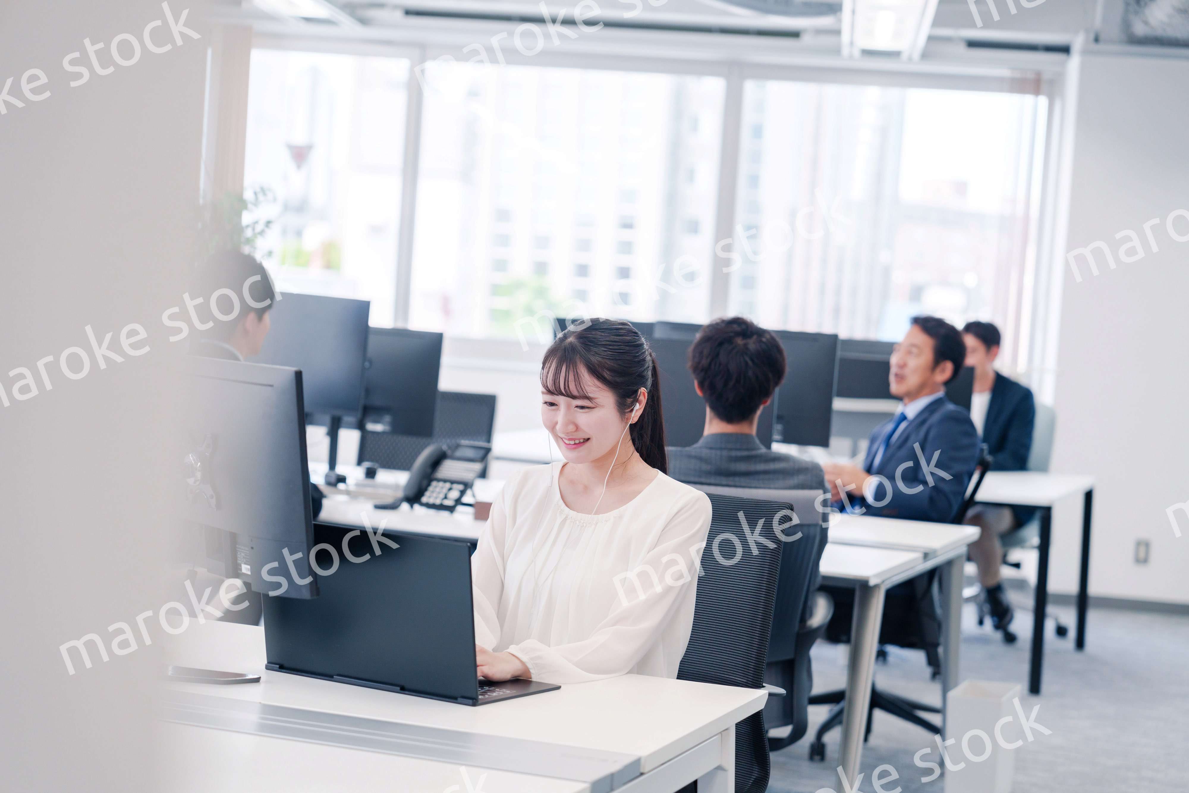 オフィスでリモート会議をする若い女性社員