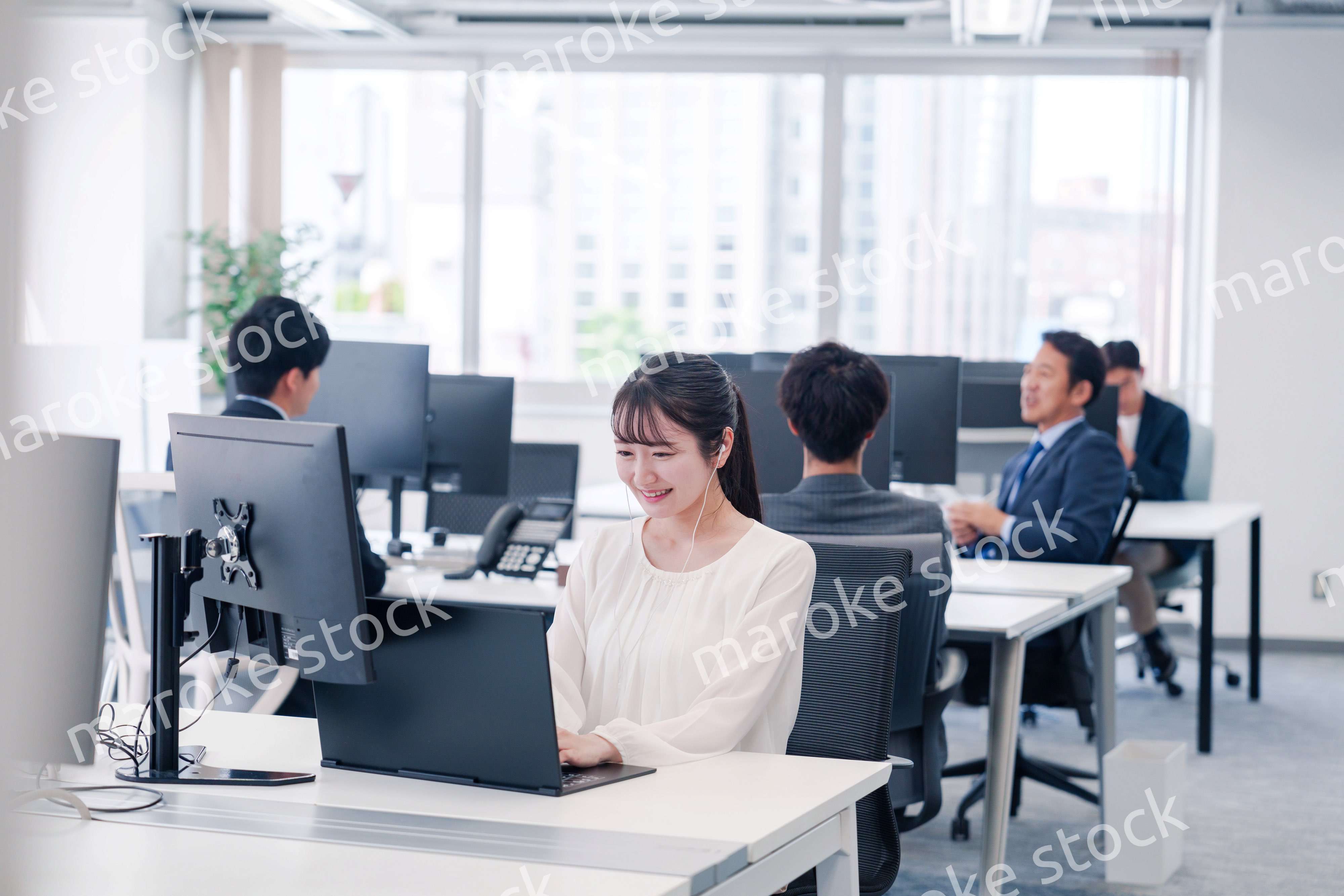 オフィスでリモート会議をする若い女性社員