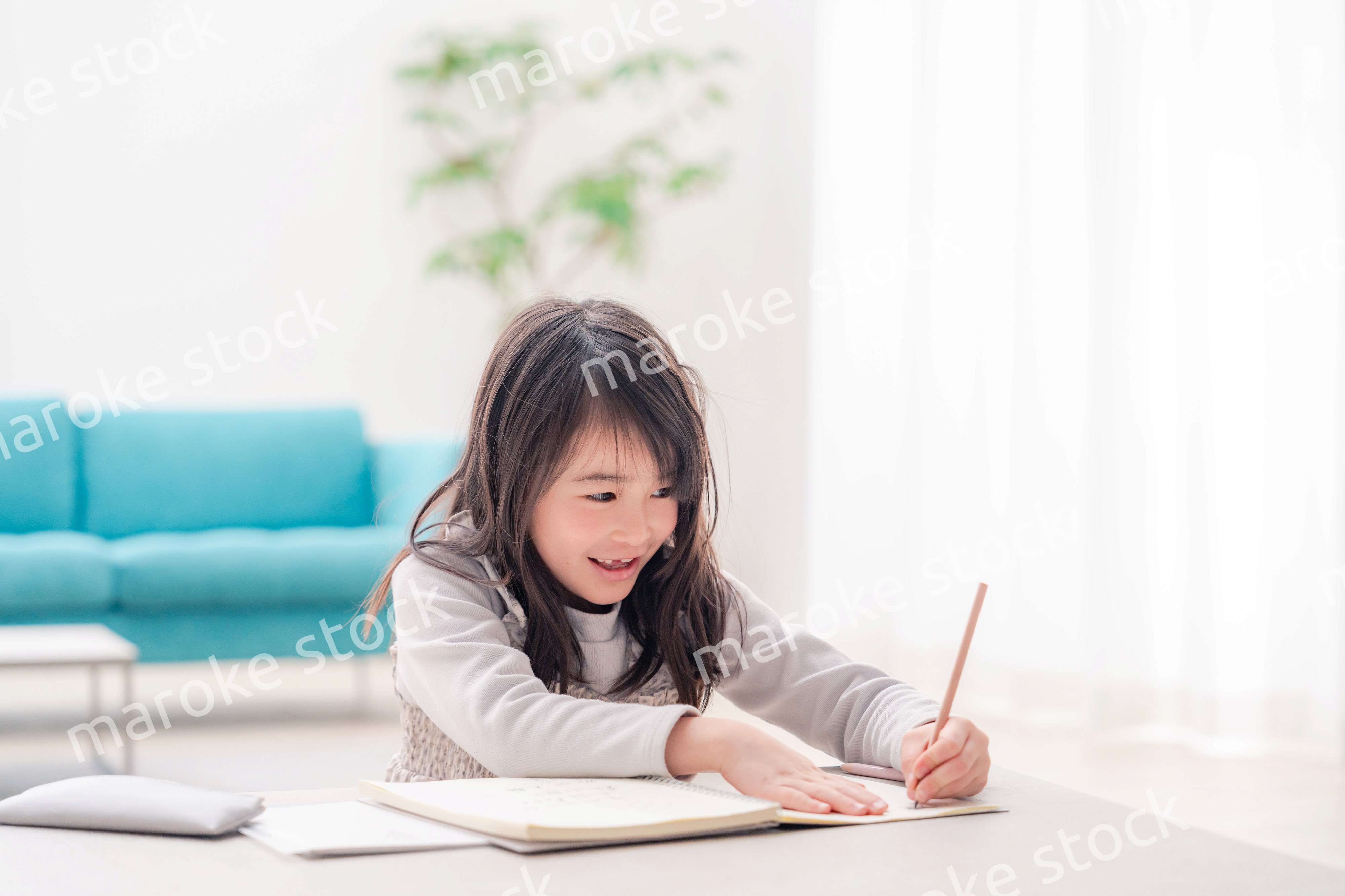 おうちで一人で宿題をする小学校低学年の女の子