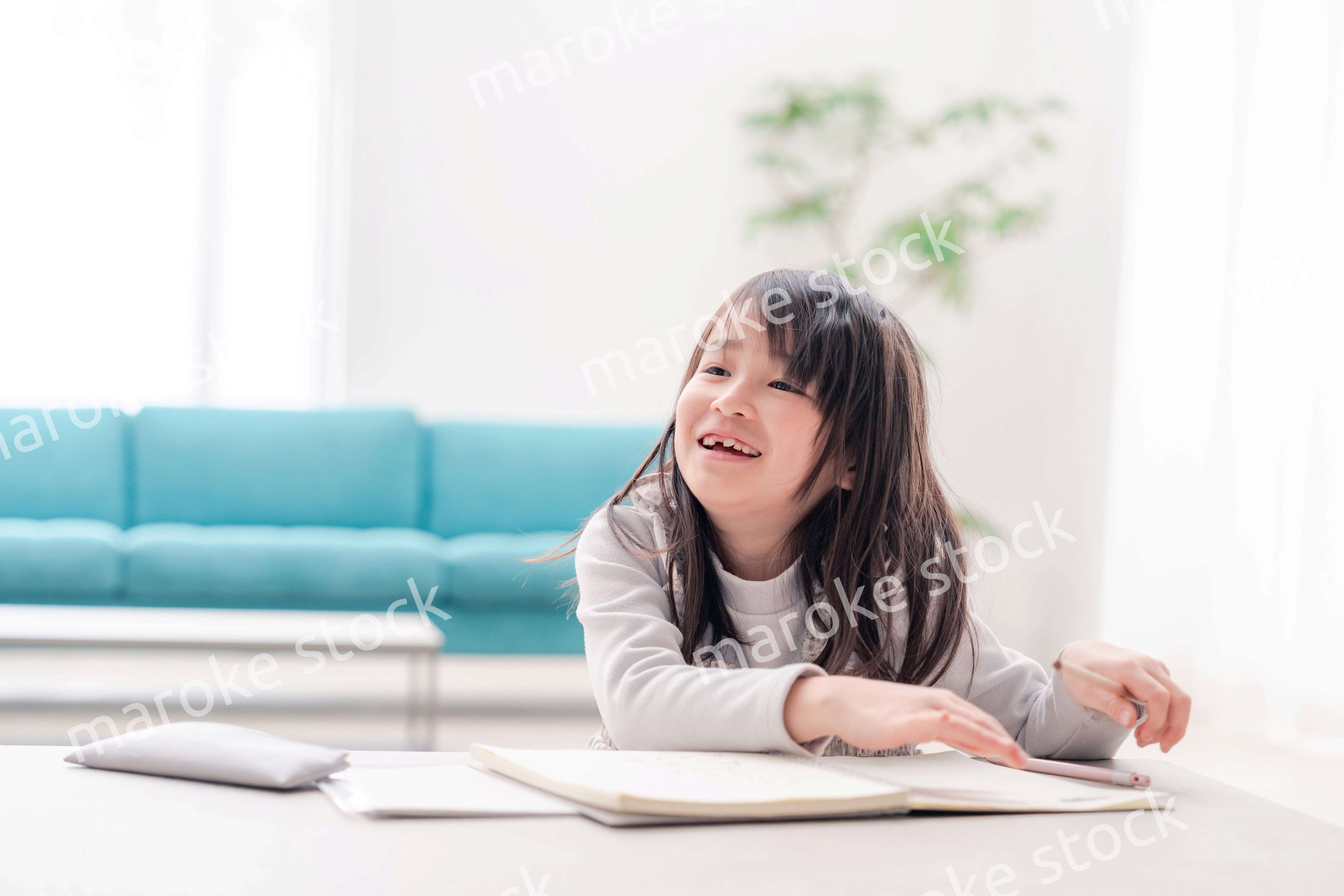 おうちで一人で宿題をする小学校低学年の女の子