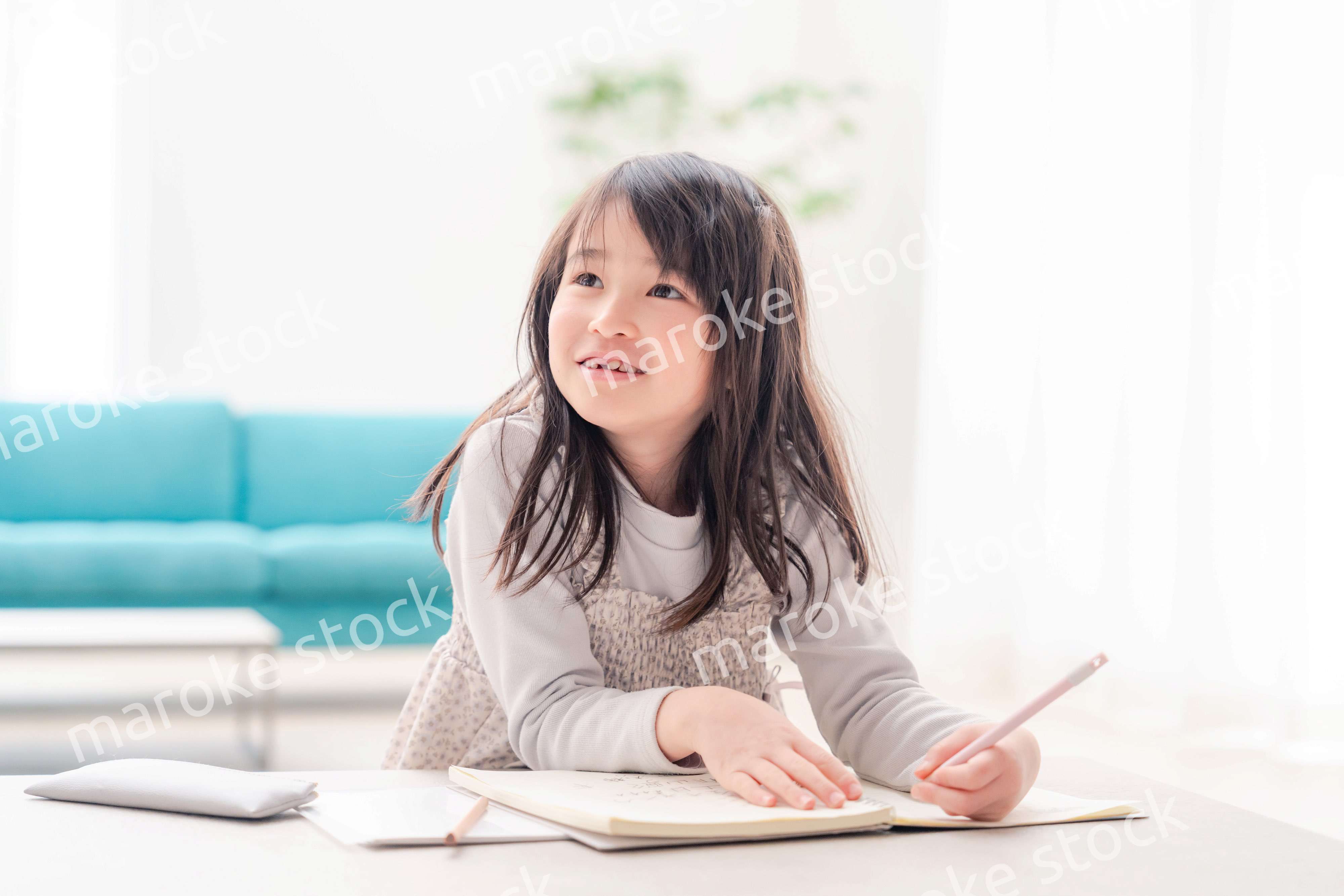 おうちで一人で宿題をする小学校低学年の女の子