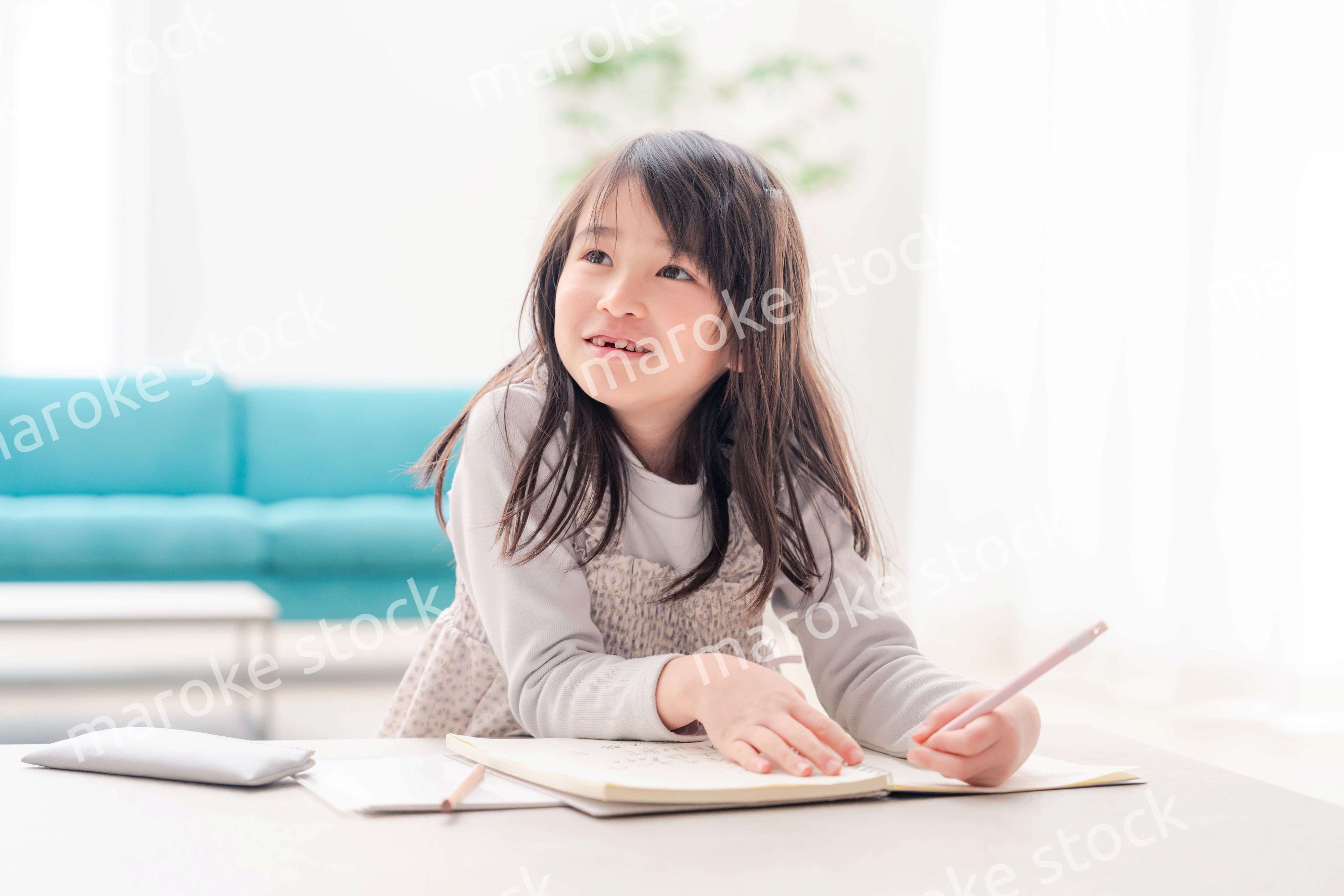 おうちで一人で宿題をする小学校低学年の女の子