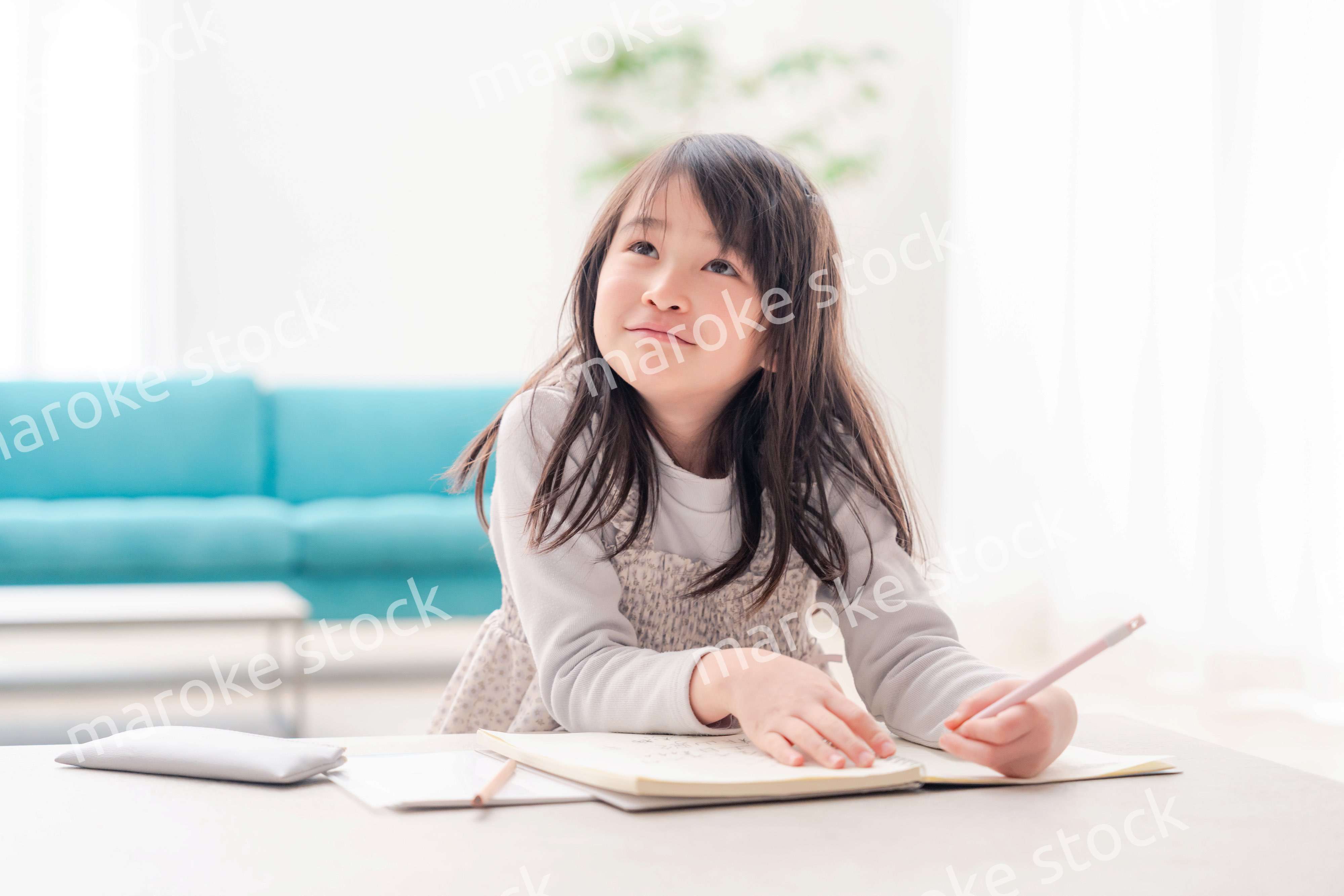 おうちで一人で宿題をする小学校低学年の女の子