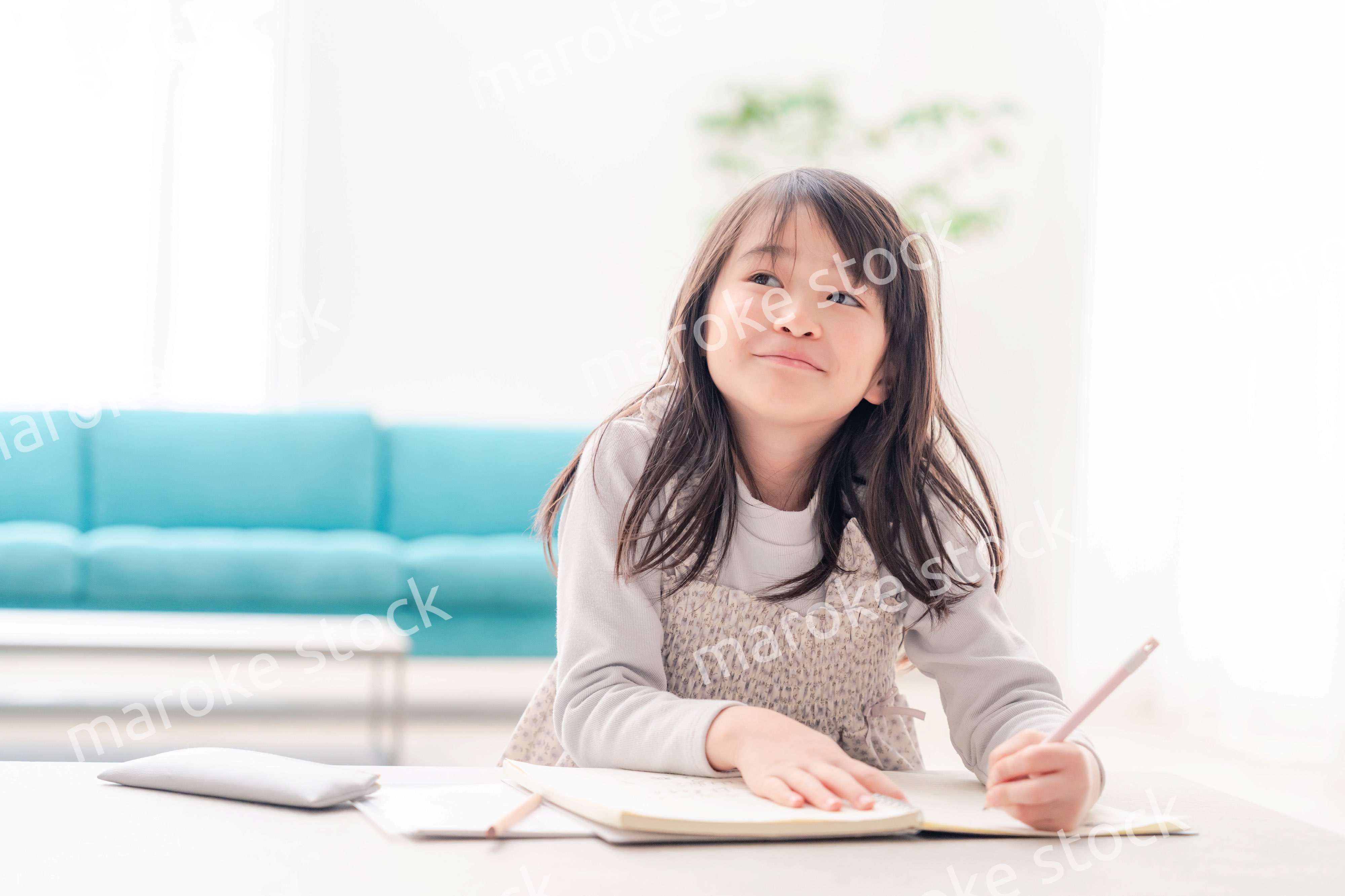 おうちで一人で宿題をする小学校低学年の女の子