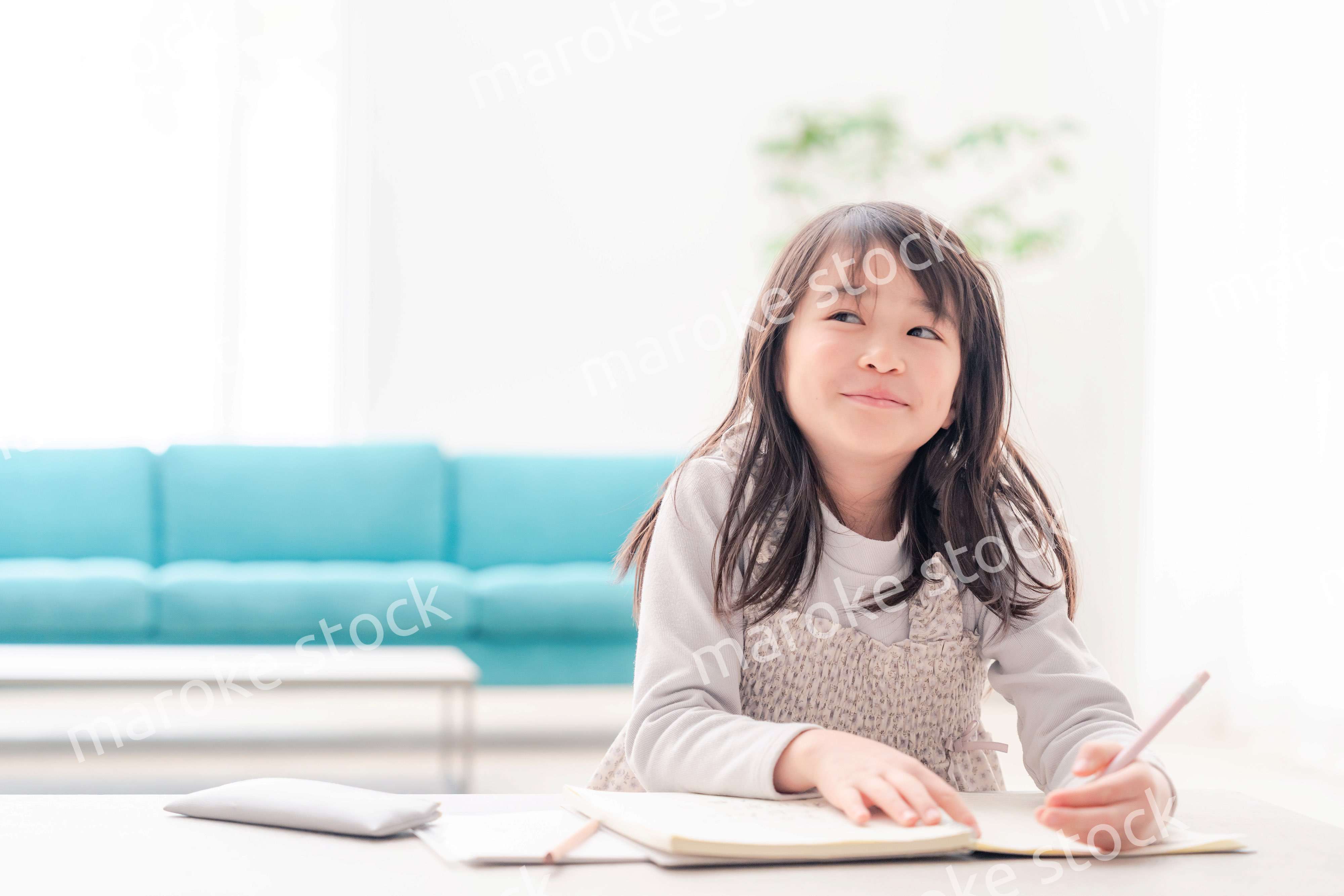 おうちで一人で宿題をする小学校低学年の女の子
