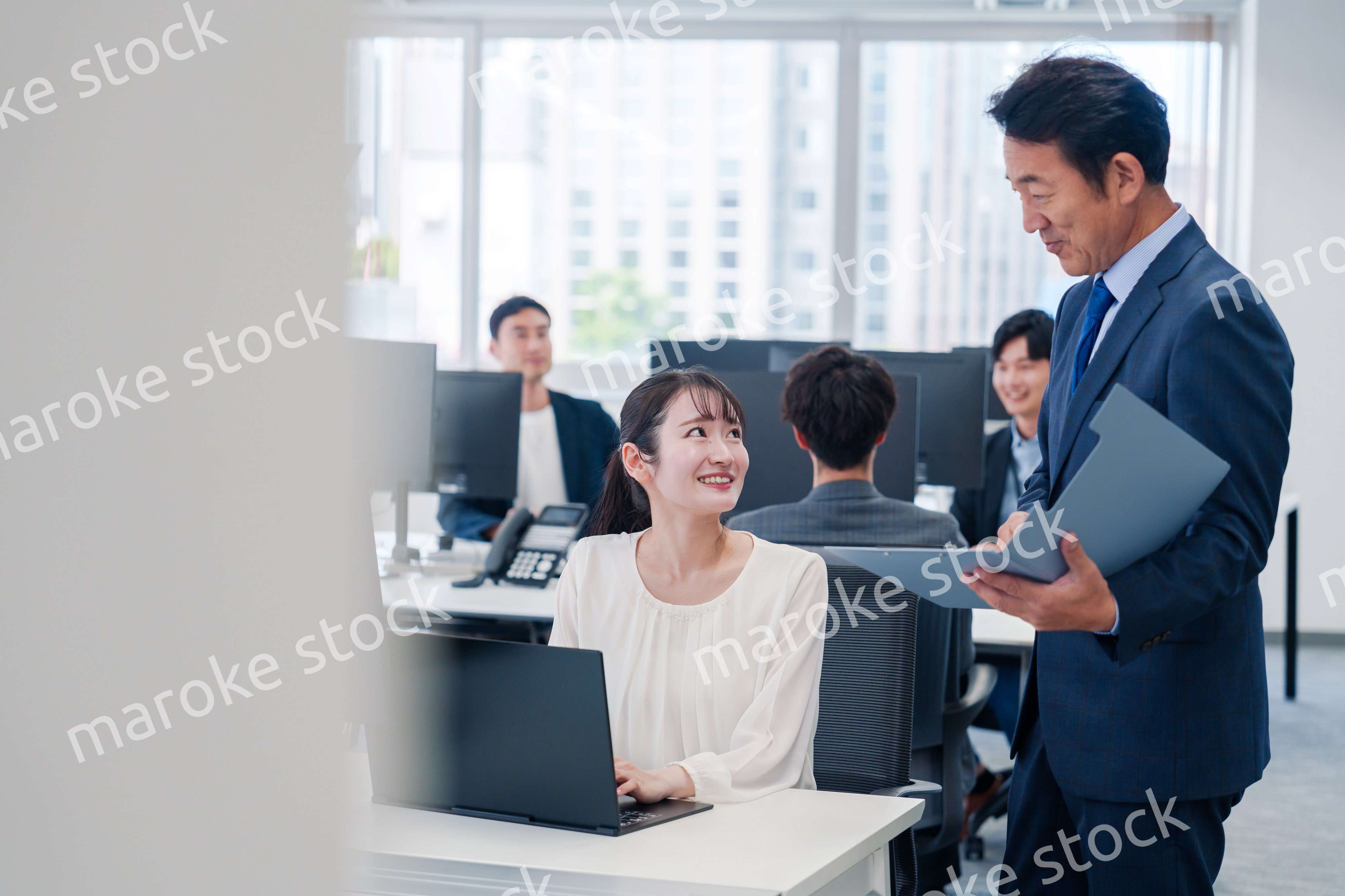 オフィスで上司と話をするビジネスウーマン