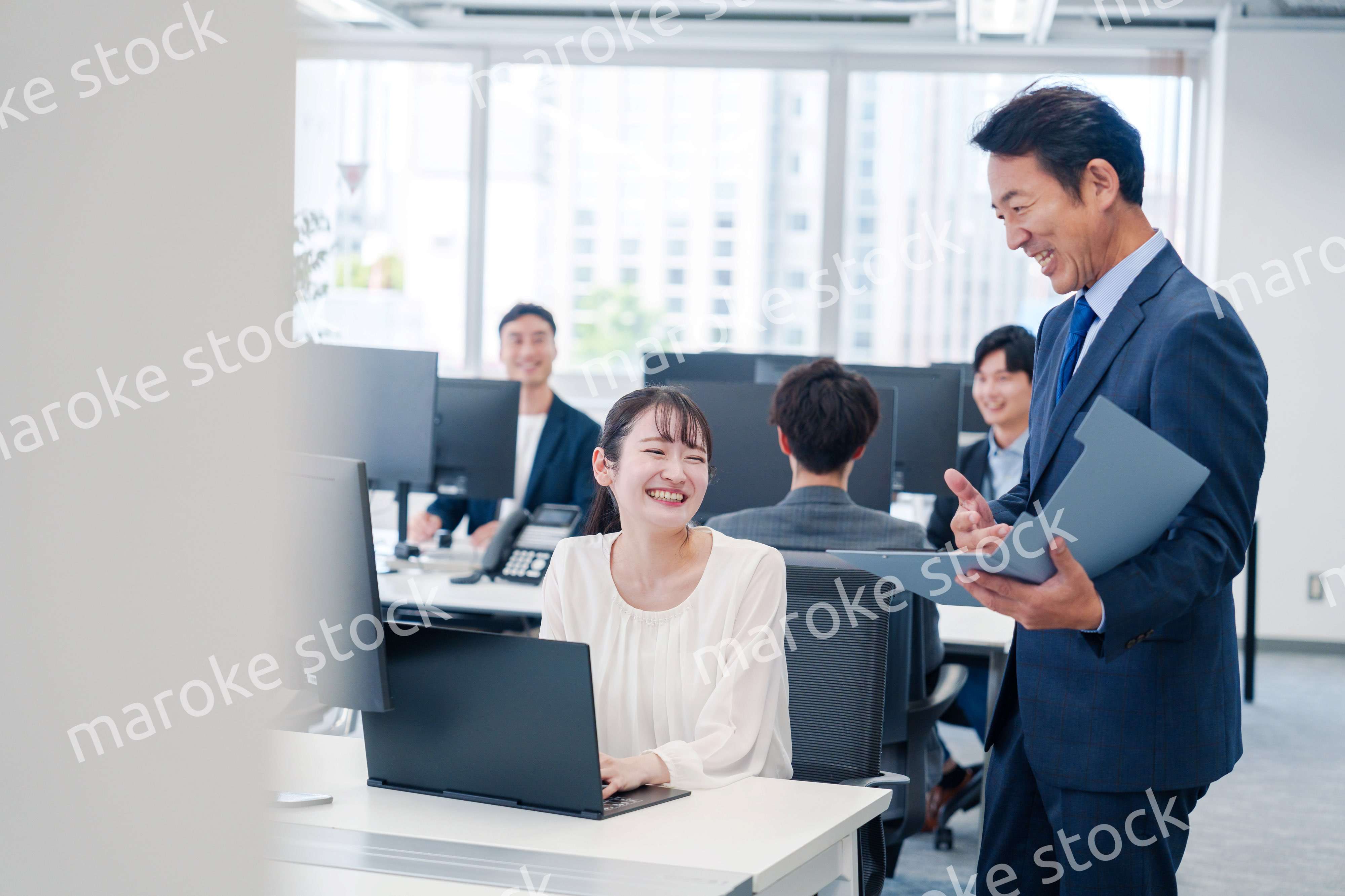 オフィスで上司と話をするビジネスウーマン