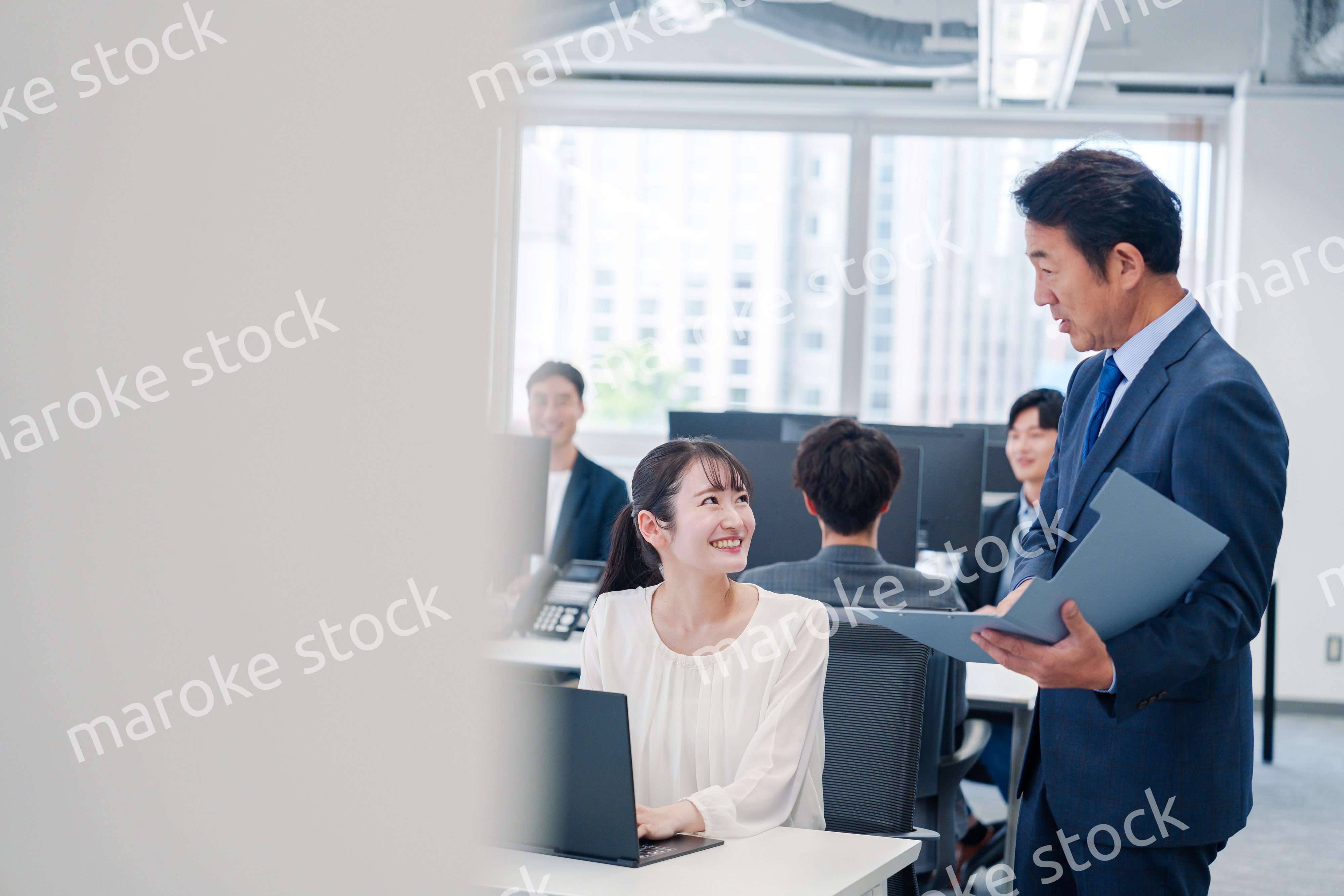 オフィスで上司と話をするビジネスウーマン