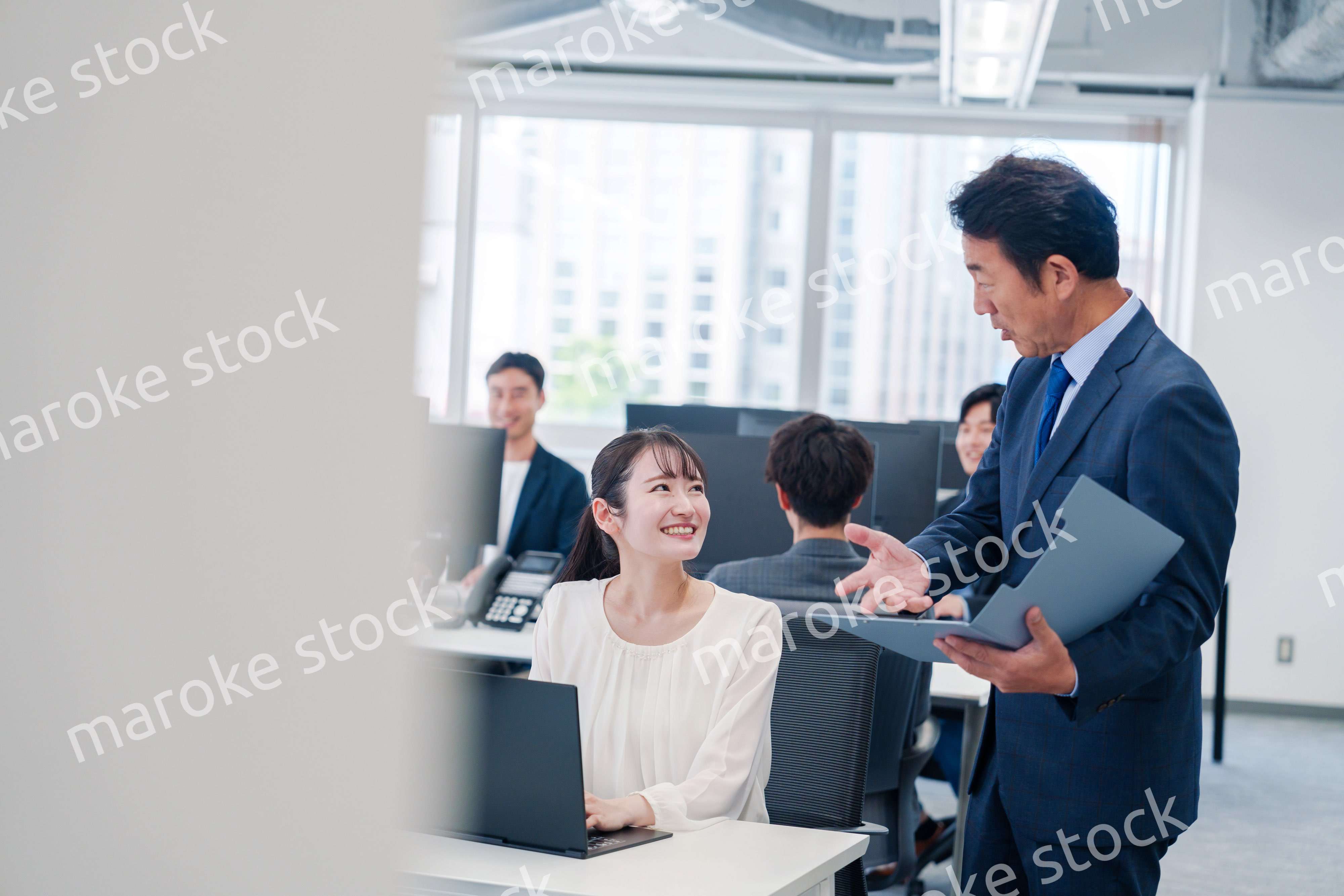 オフィスで上司と話をするビジネスウーマン