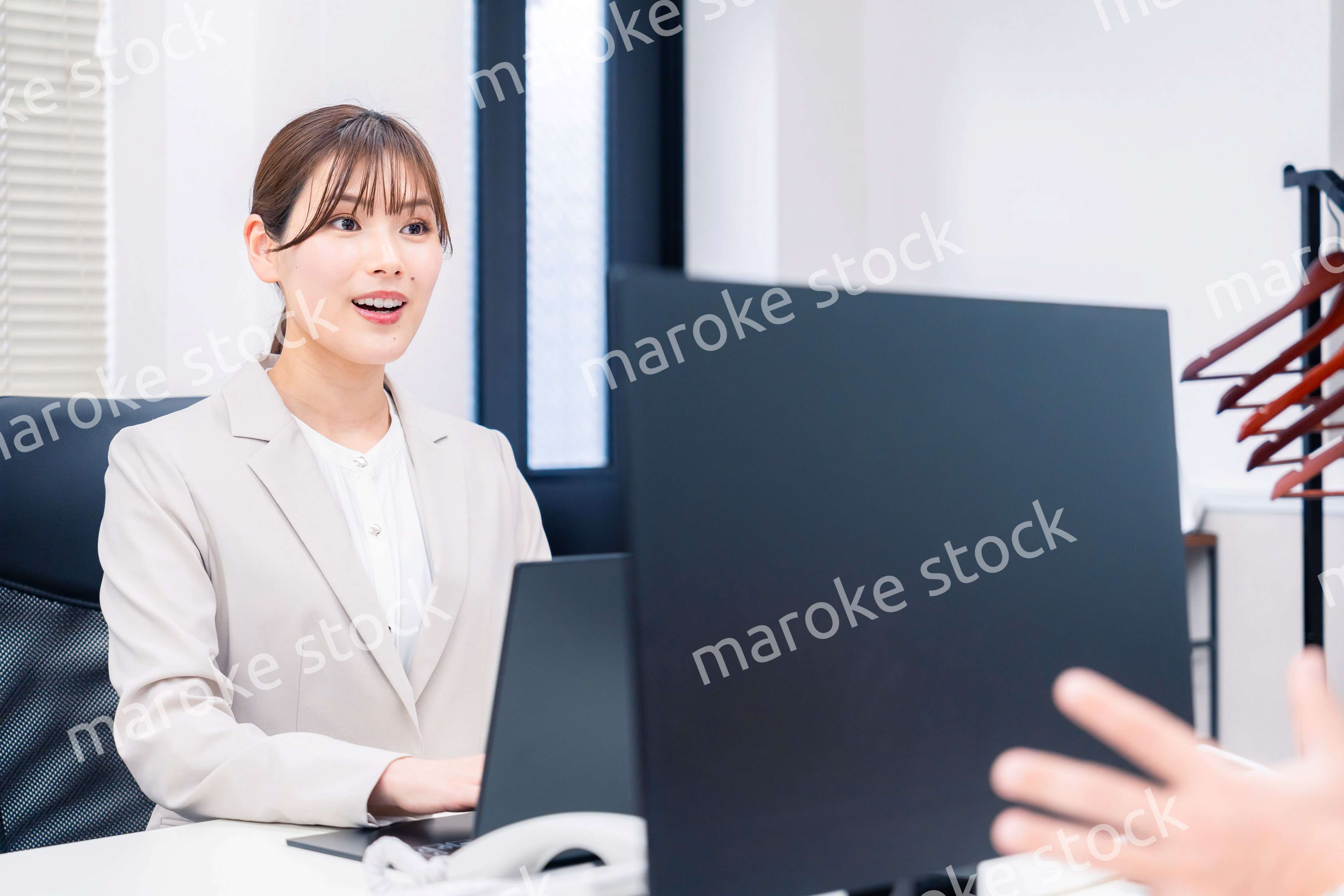 役所でデスクワークをする公務員の若い女性