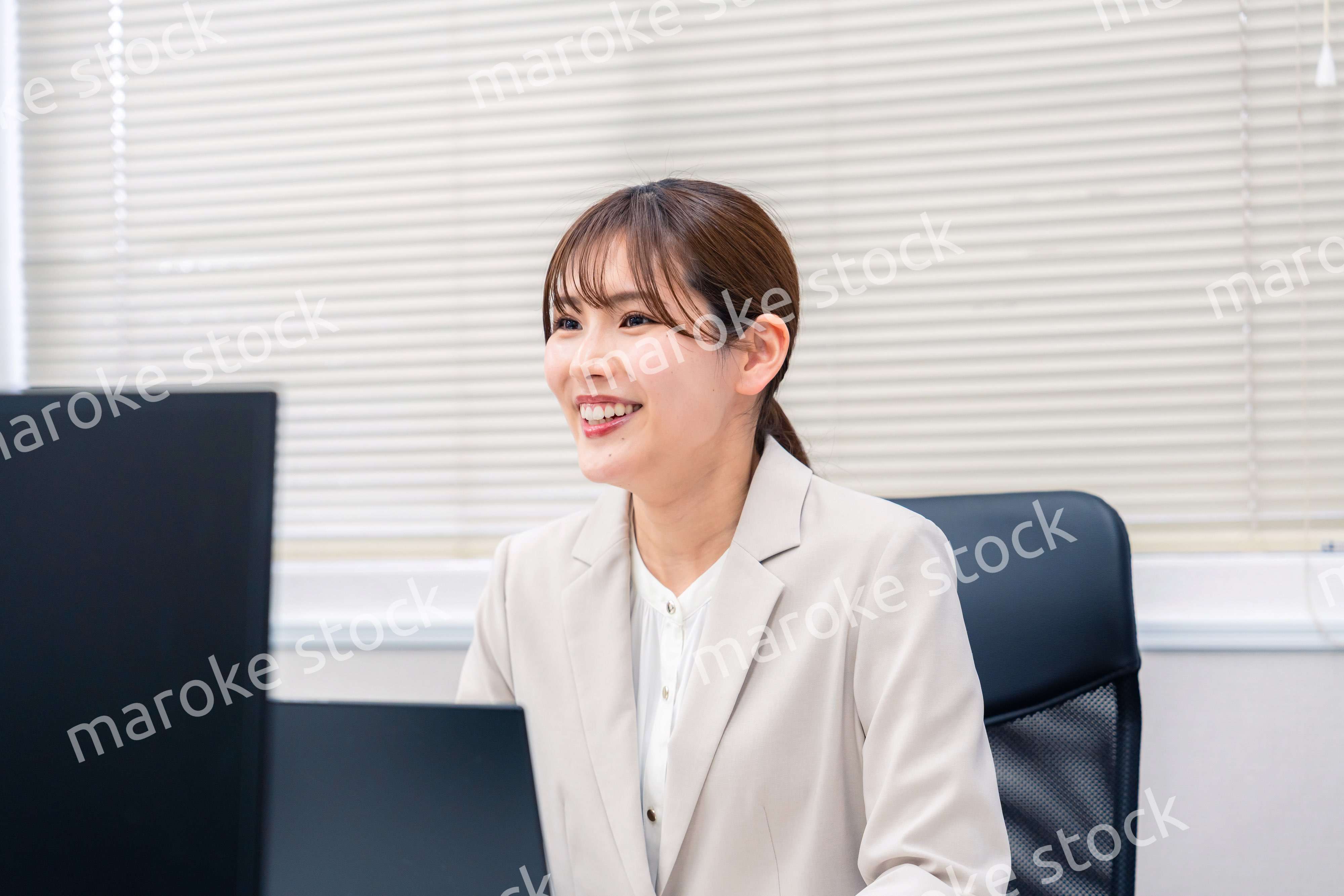 役所でデスクワークをする公務員の若い女性