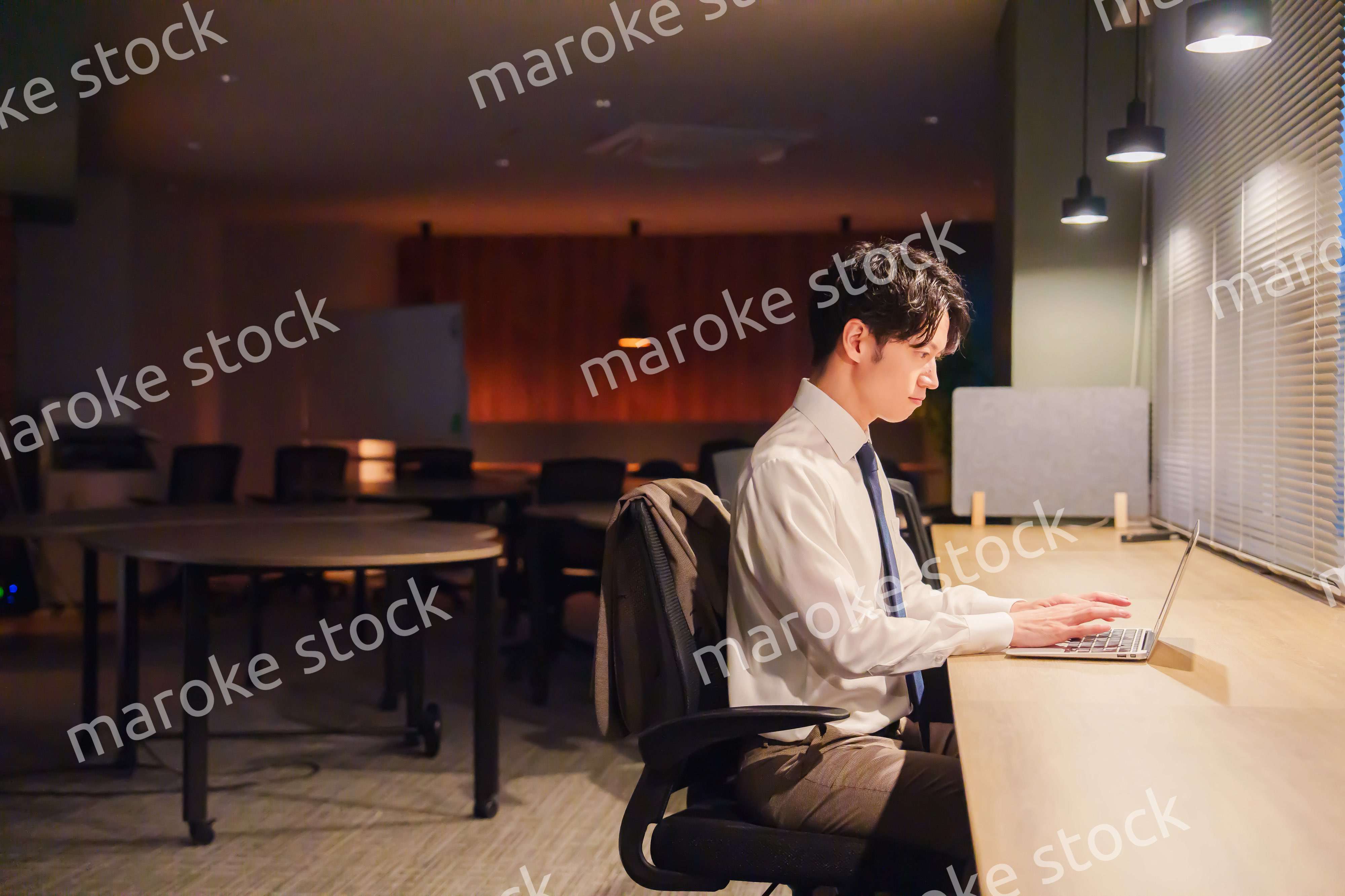 夜遅くまで残業をする若い男性スタッフ