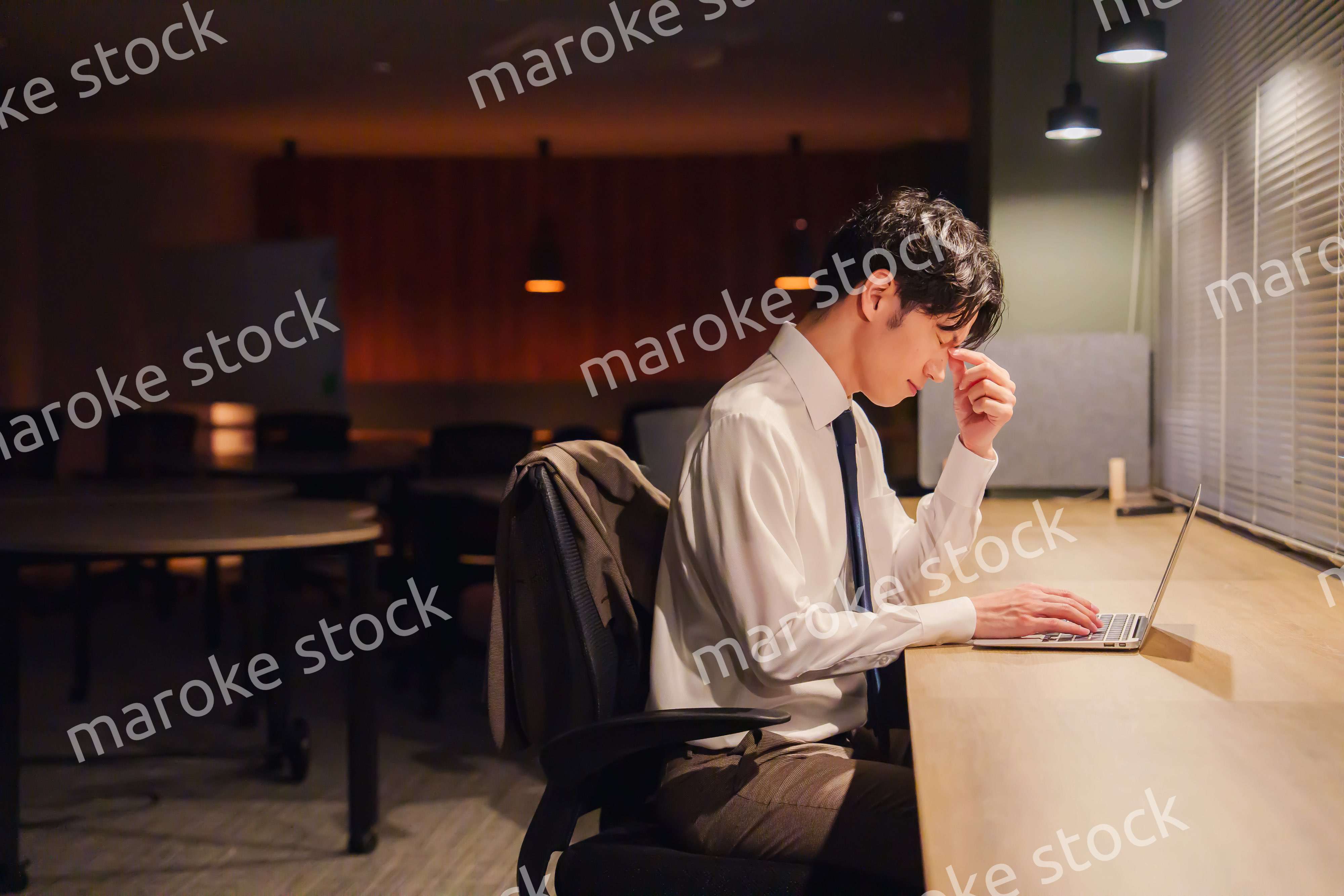 夜遅くまで残業をする若い男性スタッフ