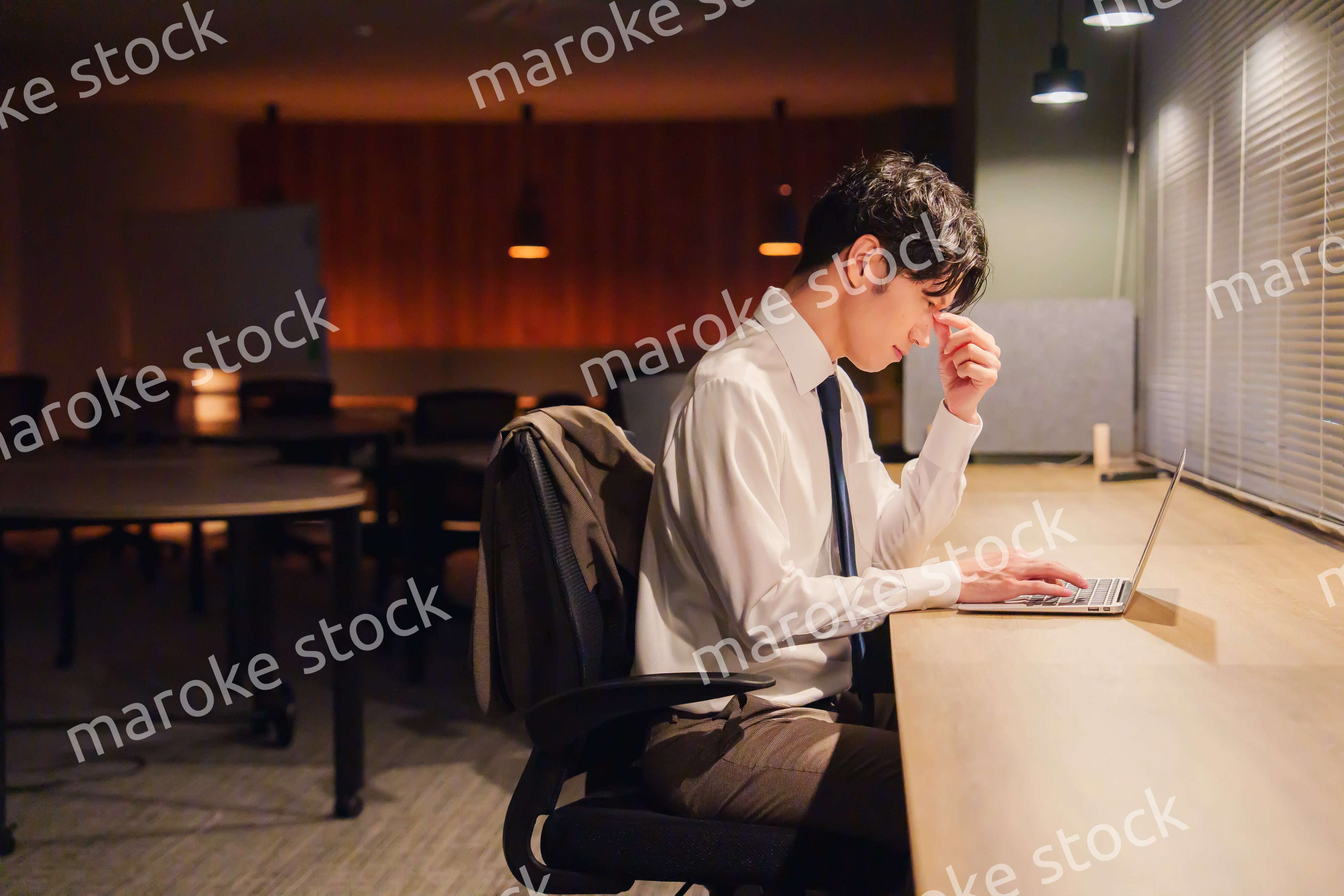 夜遅くまで残業をする若い男性スタッフ