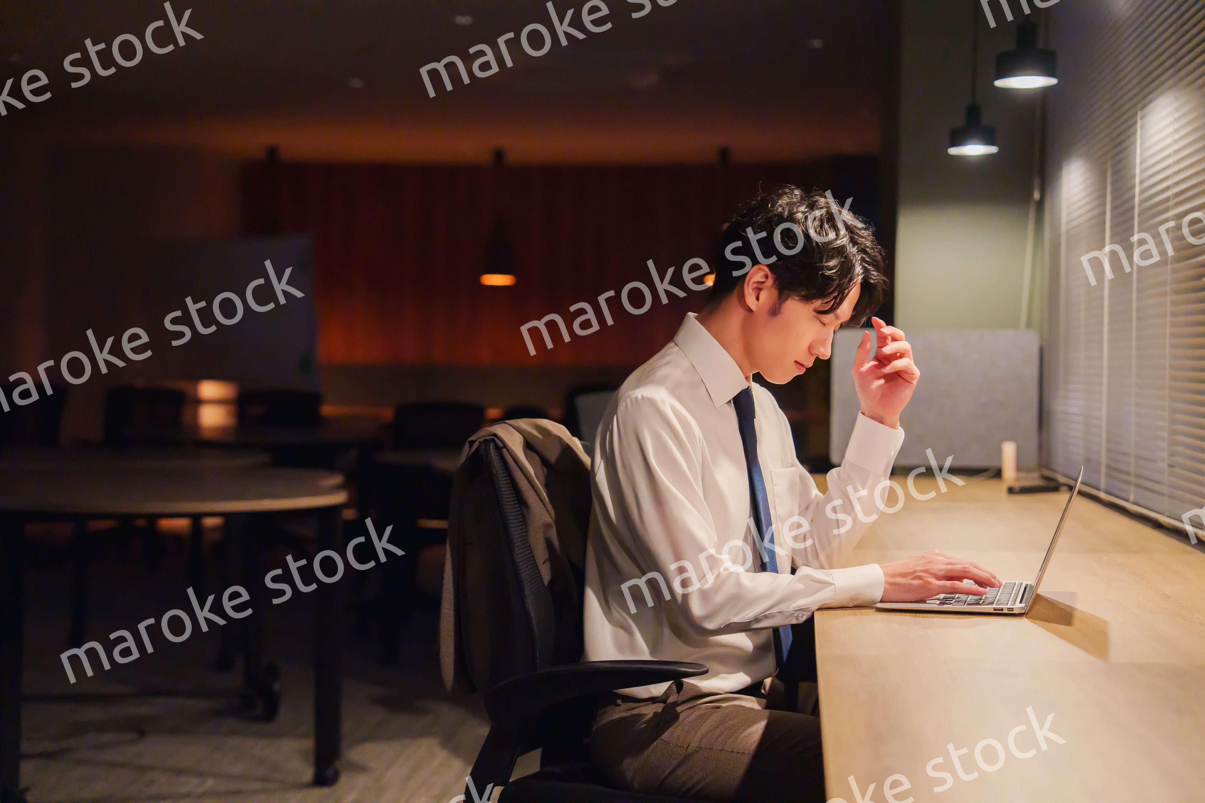 夜遅くまで残業をする若い男性スタッフ