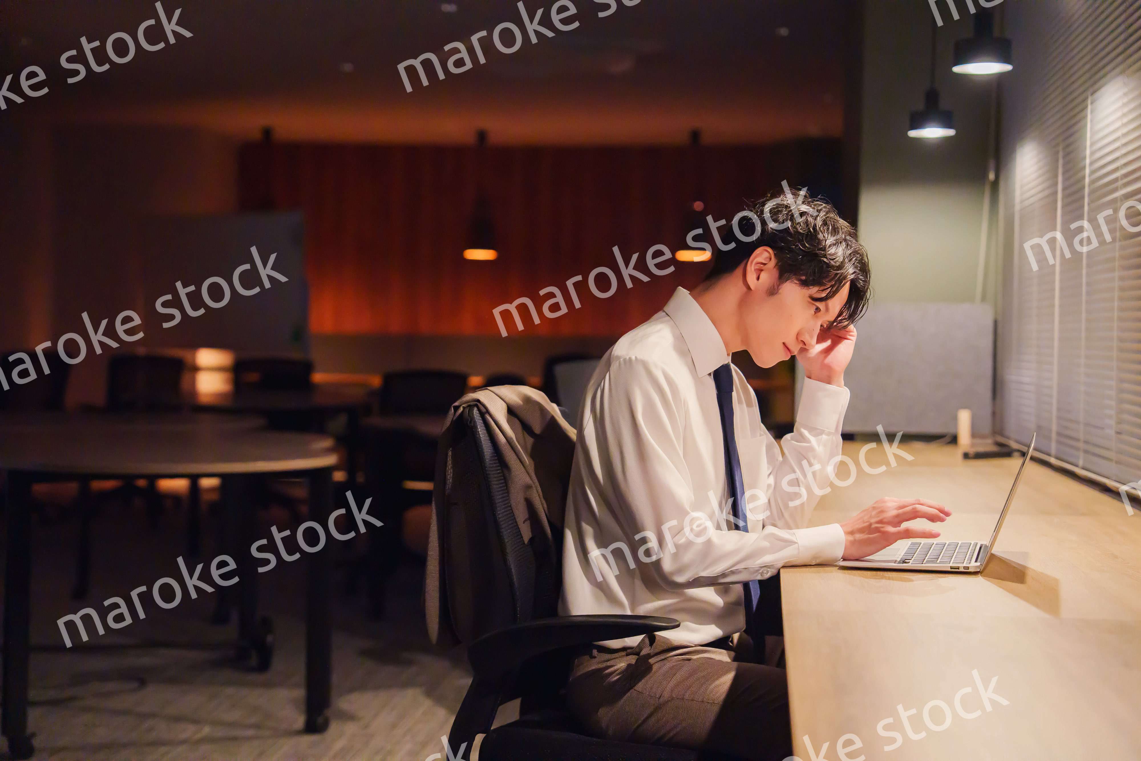 夜遅くまで残業をする若い男性スタッフ