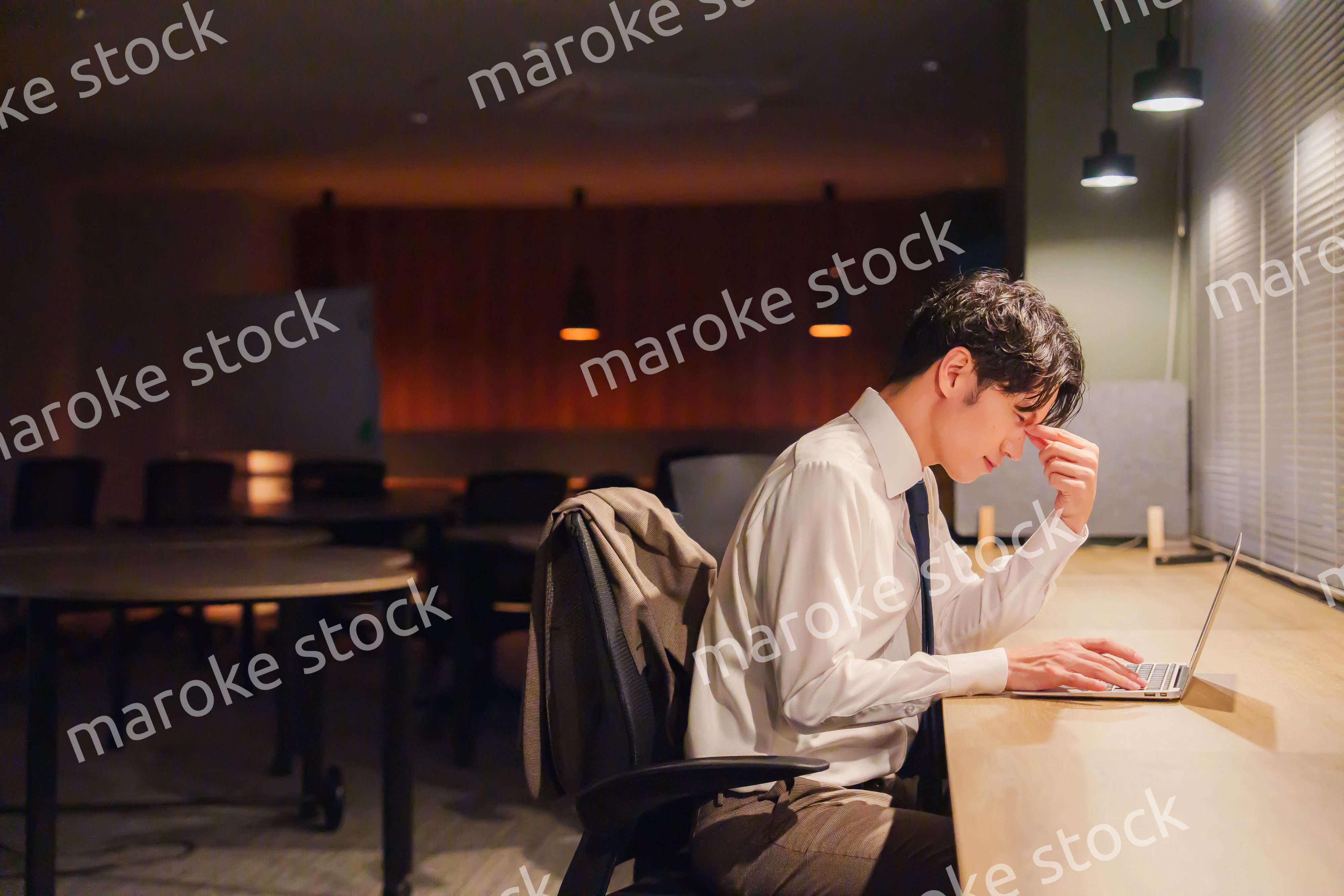 夜遅くまで残業をする若い男性スタッフ