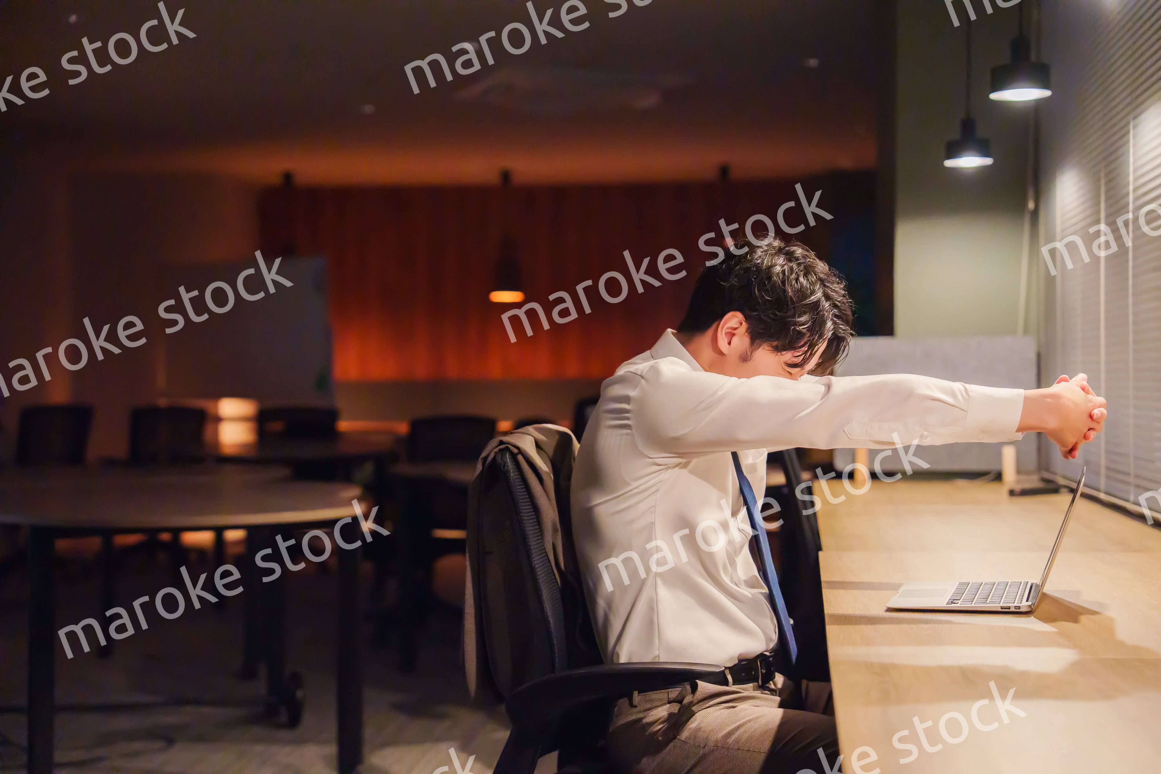 夜遅くまで残業をする若い男性スタッフ