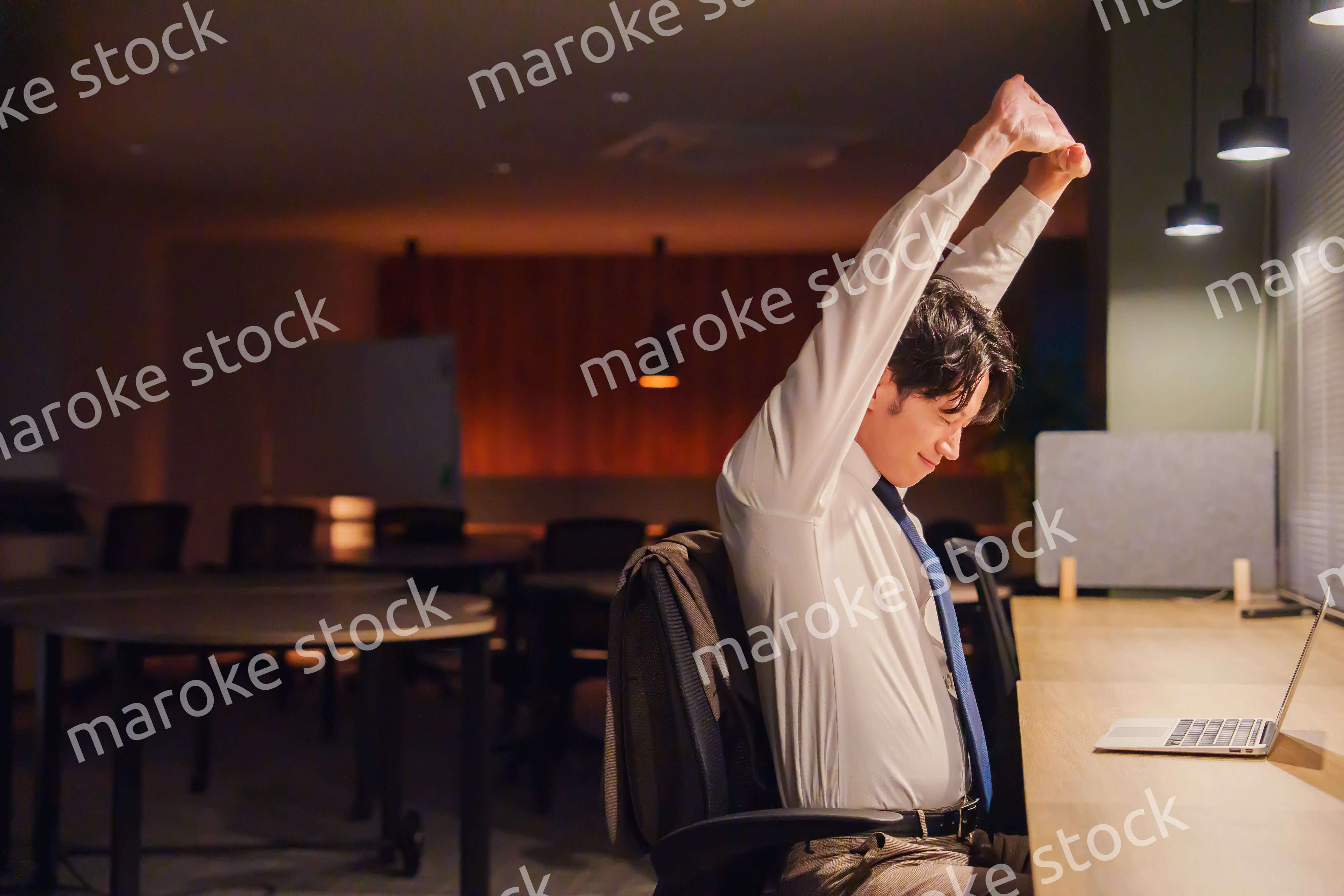 夜遅くまで残業をする若い男性スタッフ