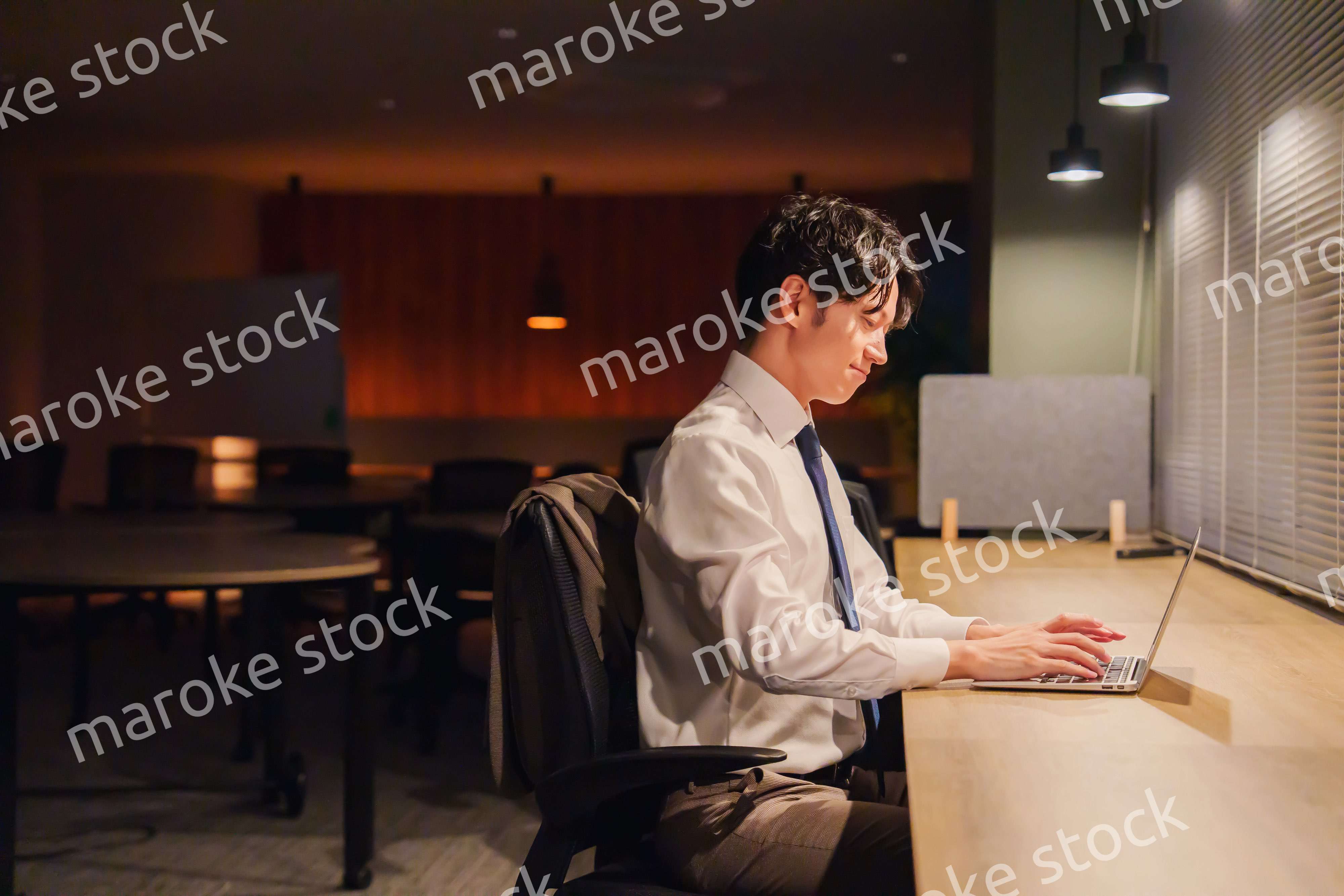 夜遅くまで残業をする若い男性スタッフ