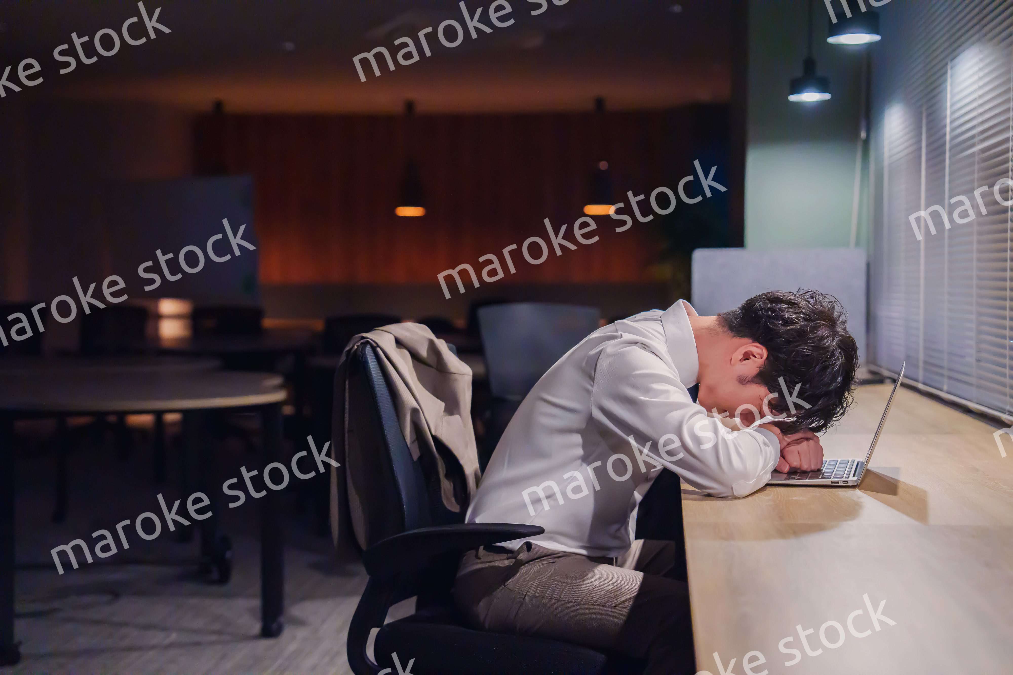 夜遅くまで仕事をしてオフィスで寝落ちをしてしまう男性