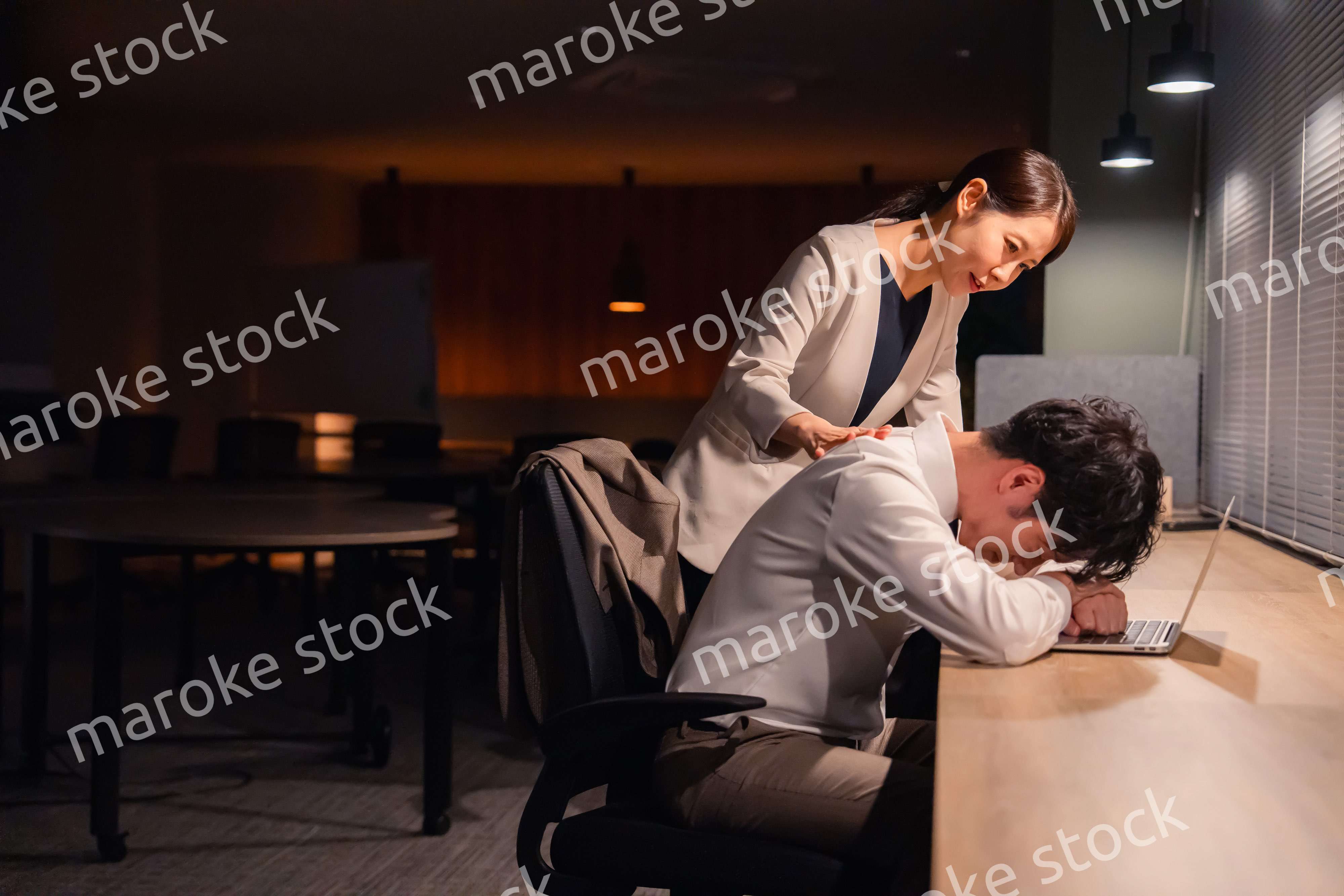 夜遅くまで働く男性とそれを労う女性上司