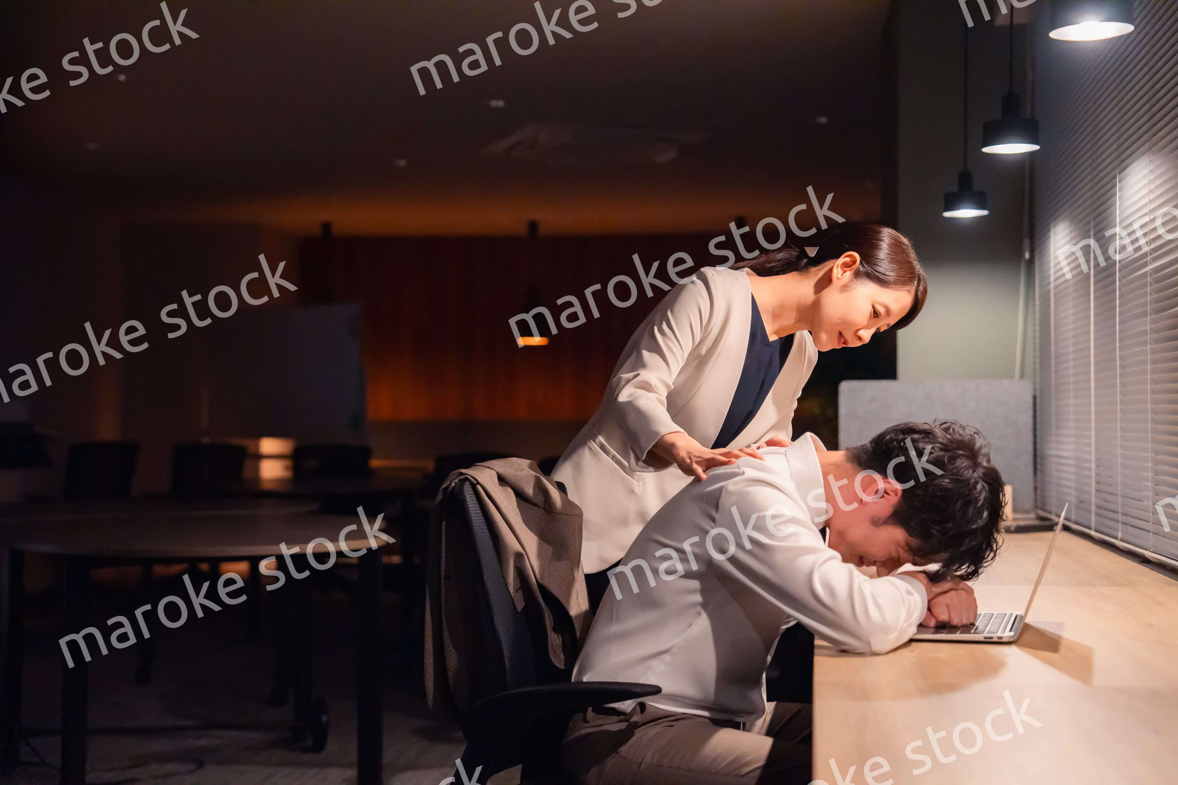 夜遅くまで働く男性とそれを労う女性上司